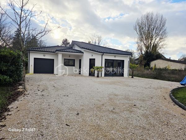 🏡 Charmante maison de plain-pied de 100 m² – À Pradines, proche des commodités !

Vous recherchez un cadre de vie agréable, fonctionnel et lumineux ? Cette jolie maison située sur la commune de Pradines, à proximité immédiate des commodités, saura vous séduire !

✨ Atouts principaux :

Grande pièce à vivre lumineuse donnant sur le jardin 🌞 Cuisine équipée moderne et pratique 3 chambres avec placards intégrés Salle de bain complète avec douche et baignoire Garage attenant Grand jardin , idéal pour profiter des beaux jours en toute tranquillité 🌿 

Un bien rare sur le secteur, parfait pour une famille ou pour ceux qui souhaitent profiter du confort du plain-pied.
N’hésitez pas à programmer une visite !