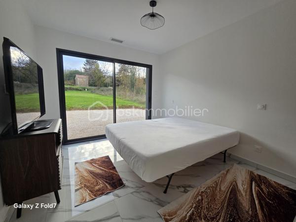 🏡 Charmante maison de plain-pied de 100 m² – À Pradines, proche des commodités !

Vous recherchez un cadre de vie agréable, fonctionnel et lumineux ? Cette jolie maison située sur la commune de Pradines, à proximité immédiate des commodités, saura vous séduire !

✨ Atouts principaux :

Grande pièce à vivre lumineuse donnant sur le jardin 🌞 Cuisine équipée moderne et pratique 3 chambres avec placards intégrés Salle de bain complète avec douche et baignoire Garage attenant Grand jardin , idéal pour profiter des beaux jours en toute tranquillité 🌿 

Un bien rare sur le secteur, parfait pour une famille ou pour ceux qui souhaitent profiter du confort du plain-pied.
N’hésitez pas à programmer une visite !