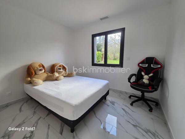 🏡 Charmante maison de plain-pied de 100 m² – À Pradines, proche des commodités !

Vous recherchez un cadre de vie agréable, fonctionnel et lumineux ? Cette jolie maison située sur la commune de Pradines, à proximité immédiate des commodités, saura vous séduire !

✨ Atouts principaux :

Grande pièce à vivre lumineuse donnant sur le jardin 🌞 Cuisine équipée moderne et pratique 3 chambres avec placards intégrés Salle de bain complète avec douche et baignoire Garage attenant Grand jardin , idéal pour profiter des beaux jours en toute tranquillité 🌿 

Un bien rare sur le secteur, parfait pour une famille ou pour ceux qui souhaitent profiter du confort du plain-pied.
N’hésitez pas à programmer une visite !