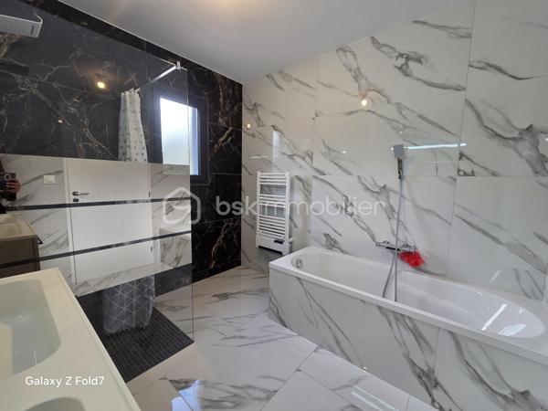 🏡 Charmante maison de plain-pied de 100 m² – À Pradines, proche des commodités !

Vous recherchez un cadre de vie agréable, fonctionnel et lumineux ? Cette jolie maison située sur la commune de Pradines, à proximité immédiate des commodités, saura vous séduire !

✨ Atouts principaux :

Grande pièce à vivre lumineuse donnant sur le jardin 🌞 Cuisine équipée moderne et pratique 3 chambres avec placards intégrés Salle de bain complète avec douche et baignoire Garage attenant Grand jardin , idéal pour profiter des beaux jours en toute tranquillité 🌿 

Un bien rare sur le secteur, parfait pour une famille ou pour ceux qui souhaitent profiter du confort du plain-pied.
N’hésitez pas à programmer une visite !