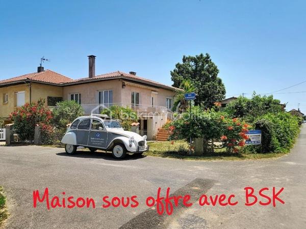 Déjà sous offre 

Et au bout du chemin, il y a un lac...  
Encore une exclusivité pour le Réseau BSK : une maison traditionnelle mitoyenne d'une côté entièrement rénovée, où l'isolation, les huisseries, la toiture et la climatisation ont été pensées pour un confort thermique optimal. Prête à vivre, sans aucun travaux à prévoir, elle allie modernité et tranquillité dans le quartier prisé du Lac de Fleurance.
Un cadre de vie idéal pour tous Implantée  une parcelle de 720 m² et sur un jardin clos de plus de 600 m² avec puits, cette maison s'adapte à chaque étape de votre vie :
Pour les jeunes couples et familles : Vous profiterez de la proximité immédiate des établissements scolaires, du collège (public et privé) et de toutes les commodités qui font de Fleurance une ville où il fait bon vivre.
Pour les seniors et propriétaires d'animaux : Le quartier du Lac est un véritable poumon vert. À quelques dizaines de mètres, le plan d'eau et la base de loisirs offrent des sentiers de promenade parfaits pour vos compagnons à quatre pattes ou pour le jogging du matin, ainsi qu'un accès privilégié à la piscine. L'accès au niveau principal est facilité par un monte-escalier déjà installé.
Des espaces modulables selon vos envies
L’espace de vie (100 m²) : Baigné de lumière et sans vis-à-vis, il se compose d'un séjour spacieux avec insert fonctionnel et d'une cuisine équipée donnant accès à une terrasse privative pour vos petits-déjeuners.
L'espace nuit : 3 grandes chambres, dont une dotée d'un accès direct à une véranda. Cet espace additionnel est idéal pour aménager une salle de jeux, un atelier de peinture ou un espace yoga.
Le sous-sol total (105 m²) : Un volume rare qui accueille actuellement une cuisine d'été, un grand garage et un atelier. Libre à vous d'imaginer ici une salle de billard ou un espace de loisirs dédié.
Modernité et services La maison répond aux exigences actuelles avec la fibre optique, un branchement pour la recharge de votre véhicule électrique et le raccordement au tout-à-l’égout.

Fleurance : la qualité de vie gersoise 
Vivre ici, c’est privilégier le confort : les commerces sont accessibles à vélo, et la boulangerie est à quelques minutes à pied. Fleurance offre un bassin d'emploi dynamique, une vie culturelle riche (cinéma, théâtre, salles de sport) et une liaison facilitée vers la gare TGV d'Agen par des bus SNCF réguliers. 
Je vous invite à découvrir ce bien où calme, zénitude et praticité se rejoignent. Contactez-moi pour organiser votre visite.