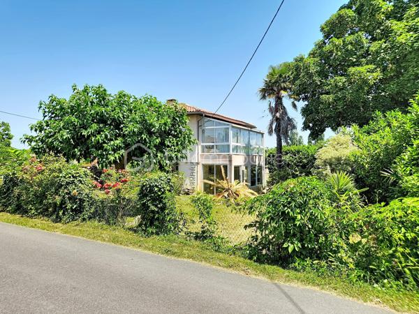 Déjà sous offre 

Et au bout du chemin, il y a un lac...  
Encore une exclusivité pour le Réseau BSK : une maison traditionnelle mitoyenne d'une côté entièrement rénovée, où l'isolation, les huisseries, la toiture et la climatisation ont été pensées pour un confort thermique optimal. Prête à vivre, sans aucun travaux à prévoir, elle allie modernité et tranquillité dans le quartier prisé du Lac de Fleurance.
Un cadre de vie idéal pour tous Implantée  une parcelle de 720 m² et sur un jardin clos de plus de 600 m² avec puits, cette maison s'adapte à chaque étape de votre vie :
Pour les jeunes couples et familles : Vous profiterez de la proximité immédiate des établissements scolaires, du collège (public et privé) et de toutes les commodités qui font de Fleurance une ville où il fait bon vivre.
Pour les seniors et propriétaires d'animaux : Le quartier du Lac est un véritable poumon vert. À quelques dizaines de mètres, le plan d'eau et la base de loisirs offrent des sentiers de promenade parfaits pour vos compagnons à quatre pattes ou pour le jogging du matin, ainsi qu'un accès privilégié à la piscine. L'accès au niveau principal est facilité par un monte-escalier déjà installé.
Des espaces modulables selon vos envies
L’espace de vie (100 m²) : Baigné de lumière et sans vis-à-vis, il se compose d'un séjour spacieux avec insert fonctionnel et d'une cuisine équipée donnant accès à une terrasse privative pour vos petits-déjeuners.
L'espace nuit : 3 grandes chambres, dont une dotée d'un accès direct à une véranda. Cet espace additionnel est idéal pour aménager une salle de jeux, un atelier de peinture ou un espace yoga.
Le sous-sol total (105 m²) : Un volume rare qui accueille actuellement une cuisine d'été, un grand garage et un atelier. Libre à vous d'imaginer ici une salle de billard ou un espace de loisirs dédié.
Modernité et services La maison répond aux exigences actuelles avec la fibre optique, un branchement pour la recharge de votre véhicule électrique et le raccordement au tout-à-l’égout.

Fleurance : la qualité de vie gersoise 
Vivre ici, c’est privilégier le confort : les commerces sont accessibles à vélo, et la boulangerie est à quelques minutes à pied. Fleurance offre un bassin d'emploi dynamique, une vie culturelle riche (cinéma, théâtre, salles de sport) et une liaison facilitée vers la gare TGV d'Agen par des bus SNCF réguliers. 
Je vous invite à découvrir ce bien où calme, zénitude et praticité se rejoignent. Contactez-moi pour organiser votre visite.