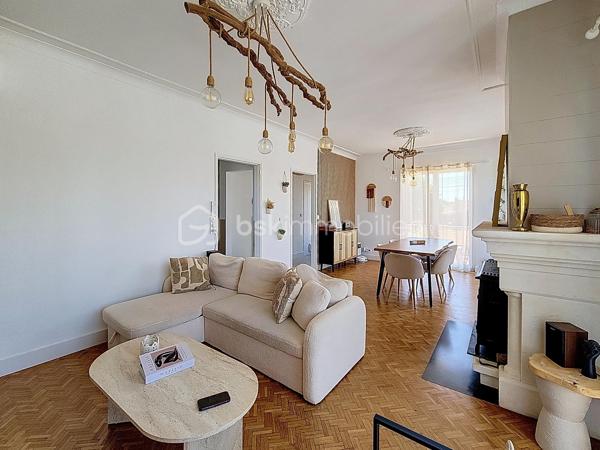 Déjà sous offre 

Et au bout du chemin, il y a un lac...  
Encore une exclusivité pour le Réseau BSK : une maison traditionnelle mitoyenne d'une côté entièrement rénovée, où l'isolation, les huisseries, la toiture et la climatisation ont été pensées pour un confort thermique optimal. Prête à vivre, sans aucun travaux à prévoir, elle allie modernité et tranquillité dans le quartier prisé du Lac de Fleurance.
Un cadre de vie idéal pour tous Implantée  une parcelle de 720 m² et sur un jardin clos de plus de 600 m² avec puits, cette maison s'adapte à chaque étape de votre vie :
Pour les jeunes couples et familles : Vous profiterez de la proximité immédiate des établissements scolaires, du collège (public et privé) et de toutes les commodités qui font de Fleurance une ville où il fait bon vivre.
Pour les seniors et propriétaires d'animaux : Le quartier du Lac est un véritable poumon vert. À quelques dizaines de mètres, le plan d'eau et la base de loisirs offrent des sentiers de promenade parfaits pour vos compagnons à quatre pattes ou pour le jogging du matin, ainsi qu'un accès privilégié à la piscine. L'accès au niveau principal est facilité par un monte-escalier déjà installé.
Des espaces modulables selon vos envies
L’espace de vie (100 m²) : Baigné de lumière et sans vis-à-vis, il se compose d'un séjour spacieux avec insert fonctionnel et d'une cuisine équipée donnant accès à une terrasse privative pour vos petits-déjeuners.
L'espace nuit : 3 grandes chambres, dont une dotée d'un accès direct à une véranda. Cet espace additionnel est idéal pour aménager une salle de jeux, un atelier de peinture ou un espace yoga.
Le sous-sol total (105 m²) : Un volume rare qui accueille actuellement une cuisine d'été, un grand garage et un atelier. Libre à vous d'imaginer ici une salle de billard ou un espace de loisirs dédié.
Modernité et services La maison répond aux exigences actuelles avec la fibre optique, un branchement pour la recharge de votre véhicule électrique et le raccordement au tout-à-l’égout.

Fleurance : la qualité de vie gersoise 
Vivre ici, c’est privilégier le confort : les commerces sont accessibles à vélo, et la boulangerie est à quelques minutes à pied. Fleurance offre un bassin d'emploi dynamique, une vie culturelle riche (cinéma, théâtre, salles de sport) et une liaison facilitée vers la gare TGV d'Agen par des bus SNCF réguliers. 
Je vous invite à découvrir ce bien où calme, zénitude et praticité se rejoignent. Contactez-moi pour organiser votre visite.
