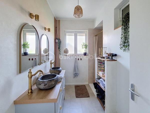 Déjà sous offre 

Et au bout du chemin, il y a un lac...  
Encore une exclusivité pour le Réseau BSK : une maison traditionnelle mitoyenne d'une côté entièrement rénovée, où l'isolation, les huisseries, la toiture et la climatisation ont été pensées pour un confort thermique optimal. Prête à vivre, sans aucun travaux à prévoir, elle allie modernité et tranquillité dans le quartier prisé du Lac de Fleurance.
Un cadre de vie idéal pour tous Implantée  une parcelle de 720 m² et sur un jardin clos de plus de 600 m² avec puits, cette maison s'adapte à chaque étape de votre vie :
Pour les jeunes couples et familles : Vous profiterez de la proximité immédiate des établissements scolaires, du collège (public et privé) et de toutes les commodités qui font de Fleurance une ville où il fait bon vivre.
Pour les seniors et propriétaires d'animaux : Le quartier du Lac est un véritable poumon vert. À quelques dizaines de mètres, le plan d'eau et la base de loisirs offrent des sentiers de promenade parfaits pour vos compagnons à quatre pattes ou pour le jogging du matin, ainsi qu'un accès privilégié à la piscine. L'accès au niveau principal est facilité par un monte-escalier déjà installé.
Des espaces modulables selon vos envies
L’espace de vie (100 m²) : Baigné de lumière et sans vis-à-vis, il se compose d'un séjour spacieux avec insert fonctionnel et d'une cuisine équipée donnant accès à une terrasse privative pour vos petits-déjeuners.
L'espace nuit : 3 grandes chambres, dont une dotée d'un accès direct à une véranda. Cet espace additionnel est idéal pour aménager une salle de jeux, un atelier de peinture ou un espace yoga.
Le sous-sol total (105 m²) : Un volume rare qui accueille actuellement une cuisine d'été, un grand garage et un atelier. Libre à vous d'imaginer ici une salle de billard ou un espace de loisirs dédié.
Modernité et services La maison répond aux exigences actuelles avec la fibre optique, un branchement pour la recharge de votre véhicule électrique et le raccordement au tout-à-l’égout.

Fleurance : la qualité de vie gersoise 
Vivre ici, c’est privilégier le confort : les commerces sont accessibles à vélo, et la boulangerie est à quelques minutes à pied. Fleurance offre un bassin d'emploi dynamique, une vie culturelle riche (cinéma, théâtre, salles de sport) et une liaison facilitée vers la gare TGV d'Agen par des bus SNCF réguliers. 
Je vous invite à découvrir ce bien où calme, zénitude et praticité se rejoignent. Contactez-moi pour organiser votre visite.