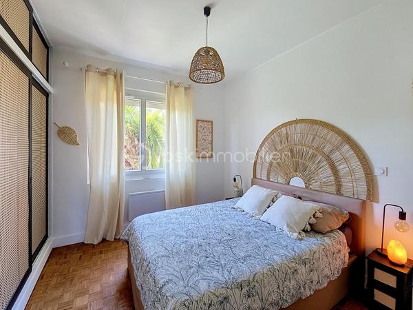 Déjà sous offre 

Et au bout du chemin, il y a un lac...  
Encore une exclusivité pour le Réseau BSK : une maison traditionnelle mitoyenne d'une côté entièrement rénovée, où l'isolation, les huisseries, la toiture et la climatisation ont été pensées pour un confort thermique optimal. Prête à vivre, sans aucun travaux à prévoir, elle allie modernité et tranquillité dans le quartier prisé du Lac de Fleurance.
Un cadre de vie idéal pour tous Implantée  une parcelle de 720 m² et sur un jardin clos de plus de 600 m² avec puits, cette maison s'adapte à chaque étape de votre vie :
Pour les jeunes couples et familles : Vous profiterez de la proximité immédiate des établissements scolaires, du collège (public et privé) et de toutes les commodités qui font de Fleurance une ville où il fait bon vivre.
Pour les seniors et propriétaires d'animaux : Le quartier du Lac est un véritable poumon vert. À quelques dizaines de mètres, le plan d'eau et la base de loisirs offrent des sentiers de promenade parfaits pour vos compagnons à quatre pattes ou pour le jogging du matin, ainsi qu'un accès privilégié à la piscine. L'accès au niveau principal est facilité par un monte-escalier déjà installé.
Des espaces modulables selon vos envies
L’espace de vie (100 m²) : Baigné de lumière et sans vis-à-vis, il se compose d'un séjour spacieux avec insert fonctionnel et d'une cuisine équipée donnant accès à une terrasse privative pour vos petits-déjeuners.
L'espace nuit : 3 grandes chambres, dont une dotée d'un accès direct à une véranda. Cet espace additionnel est idéal pour aménager une salle de jeux, un atelier de peinture ou un espace yoga.
Le sous-sol total (105 m²) : Un volume rare qui accueille actuellement une cuisine d'été, un grand garage et un atelier. Libre à vous d'imaginer ici une salle de billard ou un espace de loisirs dédié.
Modernité et services La maison répond aux exigences actuelles avec la fibre optique, un branchement pour la recharge de votre véhicule électrique et le raccordement au tout-à-l’égout.

Fleurance : la qualité de vie gersoise 
Vivre ici, c’est privilégier le confort : les commerces sont accessibles à vélo, et la boulangerie est à quelques minutes à pied. Fleurance offre un bassin d'emploi dynamique, une vie culturelle riche (cinéma, théâtre, salles de sport) et une liaison facilitée vers la gare TGV d'Agen par des bus SNCF réguliers. 
Je vous invite à découvrir ce bien où calme, zénitude et praticité se rejoignent. Contactez-moi pour organiser votre visite.