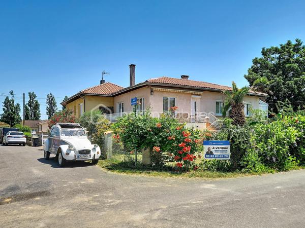 Déjà sous offre 

Et au bout du chemin, il y a un lac...  
Encore une exclusivité pour le Réseau BSK : une maison traditionnelle mitoyenne d'une côté entièrement rénovée, où l'isolation, les huisseries, la toiture et la climatisation ont été pensées pour un confort thermique optimal. Prête à vivre, sans aucun travaux à prévoir, elle allie modernité et tranquillité dans le quartier prisé du Lac de Fleurance.
Un cadre de vie idéal pour tous Implantée  une parcelle de 720 m² et sur un jardin clos de plus de 600 m² avec puits, cette maison s'adapte à chaque étape de votre vie :
Pour les jeunes couples et familles : Vous profiterez de la proximité immédiate des établissements scolaires, du collège (public et privé) et de toutes les commodités qui font de Fleurance une ville où il fait bon vivre.
Pour les seniors et propriétaires d'animaux : Le quartier du Lac est un véritable poumon vert. À quelques dizaines de mètres, le plan d'eau et la base de loisirs offrent des sentiers de promenade parfaits pour vos compagnons à quatre pattes ou pour le jogging du matin, ainsi qu'un accès privilégié à la piscine. L'accès au niveau principal est facilité par un monte-escalier déjà installé.
Des espaces modulables selon vos envies
L’espace de vie (100 m²) : Baigné de lumière et sans vis-à-vis, il se compose d'un séjour spacieux avec insert fonctionnel et d'une cuisine équipée donnant accès à une terrasse privative pour vos petits-déjeuners.
L'espace nuit : 3 grandes chambres, dont une dotée d'un accès direct à une véranda. Cet espace additionnel est idéal pour aménager une salle de jeux, un atelier de peinture ou un espace yoga.
Le sous-sol total (105 m²) : Un volume rare qui accueille actuellement une cuisine d'été, un grand garage et un atelier. Libre à vous d'imaginer ici une salle de billard ou un espace de loisirs dédié.
Modernité et services La maison répond aux exigences actuelles avec la fibre optique, un branchement pour la recharge de votre véhicule électrique et le raccordement au tout-à-l’égout.

Fleurance : la qualité de vie gersoise 
Vivre ici, c’est privilégier le confort : les commerces sont accessibles à vélo, et la boulangerie est à quelques minutes à pied. Fleurance offre un bassin d'emploi dynamique, une vie culturelle riche (cinéma, théâtre, salles de sport) et une liaison facilitée vers la gare TGV d'Agen par des bus SNCF réguliers. 
Je vous invite à découvrir ce bien où calme, zénitude et praticité se rejoignent. Contactez-moi pour organiser votre visite.