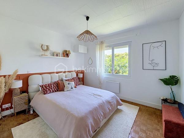 Déjà sous offre 

Et au bout du chemin, il y a un lac...  
Encore une exclusivité pour le Réseau BSK : une maison traditionnelle mitoyenne d'une côté entièrement rénovée, où l'isolation, les huisseries, la toiture et la climatisation ont été pensées pour un confort thermique optimal. Prête à vivre, sans aucun travaux à prévoir, elle allie modernité et tranquillité dans le quartier prisé du Lac de Fleurance.
Un cadre de vie idéal pour tous Implantée  une parcelle de 720 m² et sur un jardin clos de plus de 600 m² avec puits, cette maison s'adapte à chaque étape de votre vie :
Pour les jeunes couples et familles : Vous profiterez de la proximité immédiate des établissements scolaires, du collège (public et privé) et de toutes les commodités qui font de Fleurance une ville où il fait bon vivre.
Pour les seniors et propriétaires d'animaux : Le quartier du Lac est un véritable poumon vert. À quelques dizaines de mètres, le plan d'eau et la base de loisirs offrent des sentiers de promenade parfaits pour vos compagnons à quatre pattes ou pour le jogging du matin, ainsi qu'un accès privilégié à la piscine. L'accès au niveau principal est facilité par un monte-escalier déjà installé.
Des espaces modulables selon vos envies
L’espace de vie (100 m²) : Baigné de lumière et sans vis-à-vis, il se compose d'un séjour spacieux avec insert fonctionnel et d'une cuisine équipée donnant accès à une terrasse privative pour vos petits-déjeuners.
L'espace nuit : 3 grandes chambres, dont une dotée d'un accès direct à une véranda. Cet espace additionnel est idéal pour aménager une salle de jeux, un atelier de peinture ou un espace yoga.
Le sous-sol total (105 m²) : Un volume rare qui accueille actuellement une cuisine d'été, un grand garage et un atelier. Libre à vous d'imaginer ici une salle de billard ou un espace de loisirs dédié.
Modernité et services La maison répond aux exigences actuelles avec la fibre optique, un branchement pour la recharge de votre véhicule électrique et le raccordement au tout-à-l’égout.

Fleurance : la qualité de vie gersoise 
Vivre ici, c’est privilégier le confort : les commerces sont accessibles à vélo, et la boulangerie est à quelques minutes à pied. Fleurance offre un bassin d'emploi dynamique, une vie culturelle riche (cinéma, théâtre, salles de sport) et une liaison facilitée vers la gare TGV d'Agen par des bus SNCF réguliers. 
Je vous invite à découvrir ce bien où calme, zénitude et praticité se rejoignent. Contactez-moi pour organiser votre visite.