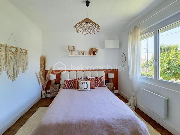 Déjà sous offre 

Et au bout du chemin, il y a un lac...  
Encore une exclusivité pour le Réseau BSK : une maison traditionnelle mitoyenne d'une côté entièrement rénovée, où l'isolation, les huisseries, la toiture et la climatisation ont été pensées pour un confort thermique optimal. Prête à vivre, sans aucun travaux à prévoir, elle allie modernité et tranquillité dans le quartier prisé du Lac de Fleurance.
Un cadre de vie idéal pour tous Implantée  une parcelle de 720 m² et sur un jardin clos de plus de 600 m² avec puits, cette maison s'adapte à chaque étape de votre vie :
Pour les jeunes couples et familles : Vous profiterez de la proximité immédiate des établissements scolaires, du collège (public et privé) et de toutes les commodités qui font de Fleurance une ville où il fait bon vivre.
Pour les seniors et propriétaires d'animaux : Le quartier du Lac est un véritable poumon vert. À quelques dizaines de mètres, le plan d'eau et la base de loisirs offrent des sentiers de promenade parfaits pour vos compagnons à quatre pattes ou pour le jogging du matin, ainsi qu'un accès privilégié à la piscine. L'accès au niveau principal est facilité par un monte-escalier déjà installé.
Des espaces modulables selon vos envies
L’espace de vie (100 m²) : Baigné de lumière et sans vis-à-vis, il se compose d'un séjour spacieux avec insert fonctionnel et d'une cuisine équipée donnant accès à une terrasse privative pour vos petits-déjeuners.
L'espace nuit : 3 grandes chambres, dont une dotée d'un accès direct à une véranda. Cet espace additionnel est idéal pour aménager une salle de jeux, un atelier de peinture ou un espace yoga.
Le sous-sol total (105 m²) : Un volume rare qui accueille actuellement une cuisine d'été, un grand garage et un atelier. Libre à vous d'imaginer ici une salle de billard ou un espace de loisirs dédié.
Modernité et services La maison répond aux exigences actuelles avec la fibre optique, un branchement pour la recharge de votre véhicule électrique et le raccordement au tout-à-l’égout.

Fleurance : la qualité de vie gersoise 
Vivre ici, c’est privilégier le confort : les commerces sont accessibles à vélo, et la boulangerie est à quelques minutes à pied. Fleurance offre un bassin d'emploi dynamique, une vie culturelle riche (cinéma, théâtre, salles de sport) et une liaison facilitée vers la gare TGV d'Agen par des bus SNCF réguliers. 
Je vous invite à découvrir ce bien où calme, zénitude et praticité se rejoignent. Contactez-moi pour organiser votre visite.