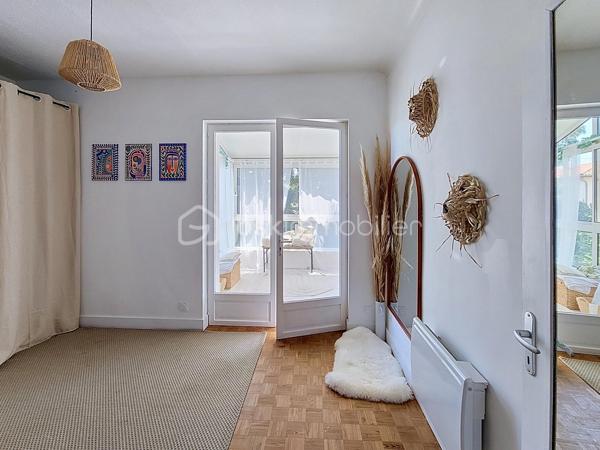 Déjà sous offre 

Et au bout du chemin, il y a un lac...  
Encore une exclusivité pour le Réseau BSK : une maison traditionnelle mitoyenne d'une côté entièrement rénovée, où l'isolation, les huisseries, la toiture et la climatisation ont été pensées pour un confort thermique optimal. Prête à vivre, sans aucun travaux à prévoir, elle allie modernité et tranquillité dans le quartier prisé du Lac de Fleurance.
Un cadre de vie idéal pour tous Implantée  une parcelle de 720 m² et sur un jardin clos de plus de 600 m² avec puits, cette maison s'adapte à chaque étape de votre vie :
Pour les jeunes couples et familles : Vous profiterez de la proximité immédiate des établissements scolaires, du collège (public et privé) et de toutes les commodités qui font de Fleurance une ville où il fait bon vivre.
Pour les seniors et propriétaires d'animaux : Le quartier du Lac est un véritable poumon vert. À quelques dizaines de mètres, le plan d'eau et la base de loisirs offrent des sentiers de promenade parfaits pour vos compagnons à quatre pattes ou pour le jogging du matin, ainsi qu'un accès privilégié à la piscine. L'accès au niveau principal est facilité par un monte-escalier déjà installé.
Des espaces modulables selon vos envies
L’espace de vie (100 m²) : Baigné de lumière et sans vis-à-vis, il se compose d'un séjour spacieux avec insert fonctionnel et d'une cuisine équipée donnant accès à une terrasse privative pour vos petits-déjeuners.
L'espace nuit : 3 grandes chambres, dont une dotée d'un accès direct à une véranda. Cet espace additionnel est idéal pour aménager une salle de jeux, un atelier de peinture ou un espace yoga.
Le sous-sol total (105 m²) : Un volume rare qui accueille actuellement une cuisine d'été, un grand garage et un atelier. Libre à vous d'imaginer ici une salle de billard ou un espace de loisirs dédié.
Modernité et services La maison répond aux exigences actuelles avec la fibre optique, un branchement pour la recharge de votre véhicule électrique et le raccordement au tout-à-l’égout.

Fleurance : la qualité de vie gersoise 
Vivre ici, c’est privilégier le confort : les commerces sont accessibles à vélo, et la boulangerie est à quelques minutes à pied. Fleurance offre un bassin d'emploi dynamique, une vie culturelle riche (cinéma, théâtre, salles de sport) et une liaison facilitée vers la gare TGV d'Agen par des bus SNCF réguliers. 
Je vous invite à découvrir ce bien où calme, zénitude et praticité se rejoignent. Contactez-moi pour organiser votre visite.