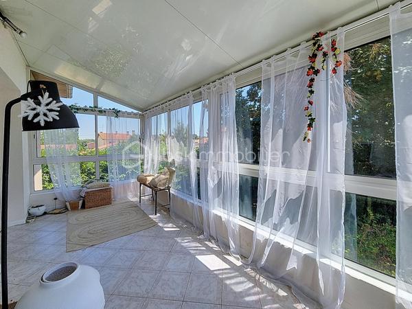 Déjà sous offre 

Et au bout du chemin, il y a un lac...  
Encore une exclusivité pour le Réseau BSK : une maison traditionnelle mitoyenne d'une côté entièrement rénovée, où l'isolation, les huisseries, la toiture et la climatisation ont été pensées pour un confort thermique optimal. Prête à vivre, sans aucun travaux à prévoir, elle allie modernité et tranquillité dans le quartier prisé du Lac de Fleurance.
Un cadre de vie idéal pour tous Implantée  une parcelle de 720 m² et sur un jardin clos de plus de 600 m² avec puits, cette maison s'adapte à chaque étape de votre vie :
Pour les jeunes couples et familles : Vous profiterez de la proximité immédiate des établissements scolaires, du collège (public et privé) et de toutes les commodités qui font de Fleurance une ville où il fait bon vivre.
Pour les seniors et propriétaires d'animaux : Le quartier du Lac est un véritable poumon vert. À quelques dizaines de mètres, le plan d'eau et la base de loisirs offrent des sentiers de promenade parfaits pour vos compagnons à quatre pattes ou pour le jogging du matin, ainsi qu'un accès privilégié à la piscine. L'accès au niveau principal est facilité par un monte-escalier déjà installé.
Des espaces modulables selon vos envies
L’espace de vie (100 m²) : Baigné de lumière et sans vis-à-vis, il se compose d'un séjour spacieux avec insert fonctionnel et d'une cuisine équipée donnant accès à une terrasse privative pour vos petits-déjeuners.
L'espace nuit : 3 grandes chambres, dont une dotée d'un accès direct à une véranda. Cet espace additionnel est idéal pour aménager une salle de jeux, un atelier de peinture ou un espace yoga.
Le sous-sol total (105 m²) : Un volume rare qui accueille actuellement une cuisine d'été, un grand garage et un atelier. Libre à vous d'imaginer ici une salle de billard ou un espace de loisirs dédié.
Modernité et services La maison répond aux exigences actuelles avec la fibre optique, un branchement pour la recharge de votre véhicule électrique et le raccordement au tout-à-l’égout.

Fleurance : la qualité de vie gersoise 
Vivre ici, c’est privilégier le confort : les commerces sont accessibles à vélo, et la boulangerie est à quelques minutes à pied. Fleurance offre un bassin d'emploi dynamique, une vie culturelle riche (cinéma, théâtre, salles de sport) et une liaison facilitée vers la gare TGV d'Agen par des bus SNCF réguliers. 
Je vous invite à découvrir ce bien où calme, zénitude et praticité se rejoignent. Contactez-moi pour organiser votre visite.