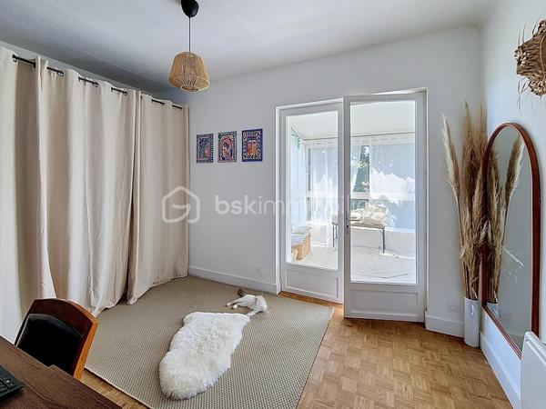 Déjà sous offre 

Et au bout du chemin, il y a un lac...  
Encore une exclusivité pour le Réseau BSK : une maison traditionnelle mitoyenne d'une côté entièrement rénovée, où l'isolation, les huisseries, la toiture et la climatisation ont été pensées pour un confort thermique optimal. Prête à vivre, sans aucun travaux à prévoir, elle allie modernité et tranquillité dans le quartier prisé du Lac de Fleurance.
Un cadre de vie idéal pour tous Implantée  une parcelle de 720 m² et sur un jardin clos de plus de 600 m² avec puits, cette maison s'adapte à chaque étape de votre vie :
Pour les jeunes couples et familles : Vous profiterez de la proximité immédiate des établissements scolaires, du collège (public et privé) et de toutes les commodités qui font de Fleurance une ville où il fait bon vivre.
Pour les seniors et propriétaires d'animaux : Le quartier du Lac est un véritable poumon vert. À quelques dizaines de mètres, le plan d'eau et la base de loisirs offrent des sentiers de promenade parfaits pour vos compagnons à quatre pattes ou pour le jogging du matin, ainsi qu'un accès privilégié à la piscine. L'accès au niveau principal est facilité par un monte-escalier déjà installé.
Des espaces modulables selon vos envies
L’espace de vie (100 m²) : Baigné de lumière et sans vis-à-vis, il se compose d'un séjour spacieux avec insert fonctionnel et d'une cuisine équipée donnant accès à une terrasse privative pour vos petits-déjeuners.
L'espace nuit : 3 grandes chambres, dont une dotée d'un accès direct à une véranda. Cet espace additionnel est idéal pour aménager une salle de jeux, un atelier de peinture ou un espace yoga.
Le sous-sol total (105 m²) : Un volume rare qui accueille actuellement une cuisine d'été, un grand garage et un atelier. Libre à vous d'imaginer ici une salle de billard ou un espace de loisirs dédié.
Modernité et services La maison répond aux exigences actuelles avec la fibre optique, un branchement pour la recharge de votre véhicule électrique et le raccordement au tout-à-l’égout.

Fleurance : la qualité de vie gersoise 
Vivre ici, c’est privilégier le confort : les commerces sont accessibles à vélo, et la boulangerie est à quelques minutes à pied. Fleurance offre un bassin d'emploi dynamique, une vie culturelle riche (cinéma, théâtre, salles de sport) et une liaison facilitée vers la gare TGV d'Agen par des bus SNCF réguliers. 
Je vous invite à découvrir ce bien où calme, zénitude et praticité se rejoignent. Contactez-moi pour organiser votre visite.