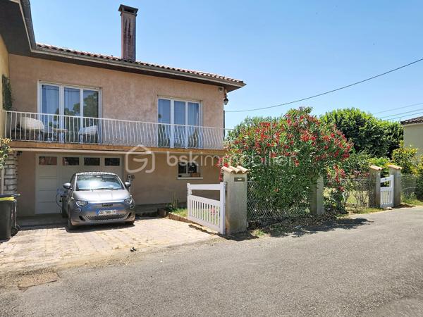 Déjà sous offre 

Et au bout du chemin, il y a un lac...  
Encore une exclusivité pour le Réseau BSK : une maison traditionnelle mitoyenne d'une côté entièrement rénovée, où l'isolation, les huisseries, la toiture et la climatisation ont été pensées pour un confort thermique optimal. Prête à vivre, sans aucun travaux à prévoir, elle allie modernité et tranquillité dans le quartier prisé du Lac de Fleurance.
Un cadre de vie idéal pour tous Implantée  une parcelle de 720 m² et sur un jardin clos de plus de 600 m² avec puits, cette maison s'adapte à chaque étape de votre vie :
Pour les jeunes couples et familles : Vous profiterez de la proximité immédiate des établissements scolaires, du collège (public et privé) et de toutes les commodités qui font de Fleurance une ville où il fait bon vivre.
Pour les seniors et propriétaires d'animaux : Le quartier du Lac est un véritable poumon vert. À quelques dizaines de mètres, le plan d'eau et la base de loisirs offrent des sentiers de promenade parfaits pour vos compagnons à quatre pattes ou pour le jogging du matin, ainsi qu'un accès privilégié à la piscine. L'accès au niveau principal est facilité par un monte-escalier déjà installé.
Des espaces modulables selon vos envies
L’espace de vie (100 m²) : Baigné de lumière et sans vis-à-vis, il se compose d'un séjour spacieux avec insert fonctionnel et d'une cuisine équipée donnant accès à une terrasse privative pour vos petits-déjeuners.
L'espace nuit : 3 grandes chambres, dont une dotée d'un accès direct à une véranda. Cet espace additionnel est idéal pour aménager une salle de jeux, un atelier de peinture ou un espace yoga.
Le sous-sol total (105 m²) : Un volume rare qui accueille actuellement une cuisine d'été, un grand garage et un atelier. Libre à vous d'imaginer ici une salle de billard ou un espace de loisirs dédié.
Modernité et services La maison répond aux exigences actuelles avec la fibre optique, un branchement pour la recharge de votre véhicule électrique et le raccordement au tout-à-l’égout.

Fleurance : la qualité de vie gersoise 
Vivre ici, c’est privilégier le confort : les commerces sont accessibles à vélo, et la boulangerie est à quelques minutes à pied. Fleurance offre un bassin d'emploi dynamique, une vie culturelle riche (cinéma, théâtre, salles de sport) et une liaison facilitée vers la gare TGV d'Agen par des bus SNCF réguliers. 
Je vous invite à découvrir ce bien où calme, zénitude et praticité se rejoignent. Contactez-moi pour organiser votre visite.