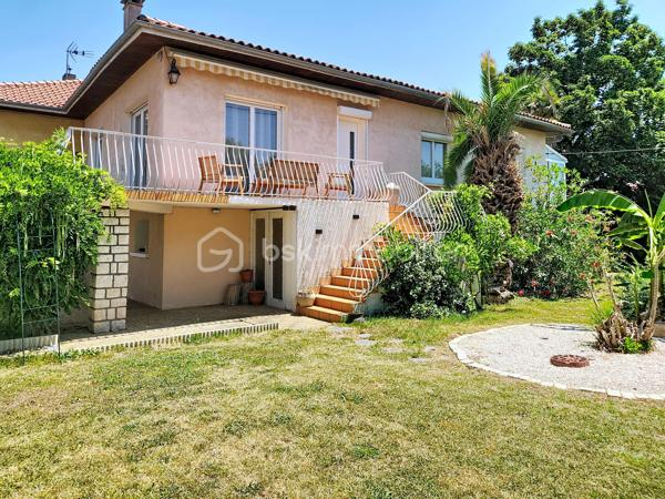 Déjà sous offre 

Et au bout du chemin, il y a un lac...  
Encore une exclusivité pour le Réseau BSK : une maison traditionnelle mitoyenne d'une côté entièrement rénovée, où l'isolation, les huisseries, la toiture et la climatisation ont été pensées pour un confort thermique optimal. Prête à vivre, sans aucun travaux à prévoir, elle allie modernité et tranquillité dans le quartier prisé du Lac de Fleurance.
Un cadre de vie idéal pour tous Implantée  une parcelle de 720 m² et sur un jardin clos de plus de 600 m² avec puits, cette maison s'adapte à chaque étape de votre vie :
Pour les jeunes couples et familles : Vous profiterez de la proximité immédiate des établissements scolaires, du collège (public et privé) et de toutes les commodités qui font de Fleurance une ville où il fait bon vivre.
Pour les seniors et propriétaires d'animaux : Le quartier du Lac est un véritable poumon vert. À quelques dizaines de mètres, le plan d'eau et la base de loisirs offrent des sentiers de promenade parfaits pour vos compagnons à quatre pattes ou pour le jogging du matin, ainsi qu'un accès privilégié à la piscine. L'accès au niveau principal est facilité par un monte-escalier déjà installé.
Des espaces modulables selon vos envies
L’espace de vie (100 m²) : Baigné de lumière et sans vis-à-vis, il se compose d'un séjour spacieux avec insert fonctionnel et d'une cuisine équipée donnant accès à une terrasse privative pour vos petits-déjeuners.
L'espace nuit : 3 grandes chambres, dont une dotée d'un accès direct à une véranda. Cet espace additionnel est idéal pour aménager une salle de jeux, un atelier de peinture ou un espace yoga.
Le sous-sol total (105 m²) : Un volume rare qui accueille actuellement une cuisine d'été, un grand garage et un atelier. Libre à vous d'imaginer ici une salle de billard ou un espace de loisirs dédié.
Modernité et services La maison répond aux exigences actuelles avec la fibre optique, un branchement pour la recharge de votre véhicule électrique et le raccordement au tout-à-l’égout.

Fleurance : la qualité de vie gersoise 
Vivre ici, c’est privilégier le confort : les commerces sont accessibles à vélo, et la boulangerie est à quelques minutes à pied. Fleurance offre un bassin d'emploi dynamique, une vie culturelle riche (cinéma, théâtre, salles de sport) et une liaison facilitée vers la gare TGV d'Agen par des bus SNCF réguliers. 
Je vous invite à découvrir ce bien où calme, zénitude et praticité se rejoignent. Contactez-moi pour organiser votre visite.