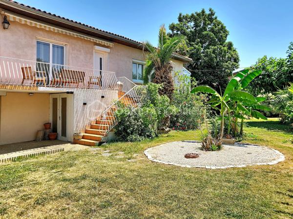Déjà sous offre 

Et au bout du chemin, il y a un lac...  
Encore une exclusivité pour le Réseau BSK : une maison traditionnelle mitoyenne d'une côté entièrement rénovée, où l'isolation, les huisseries, la toiture et la climatisation ont été pensées pour un confort thermique optimal. Prête à vivre, sans aucun travaux à prévoir, elle allie modernité et tranquillité dans le quartier prisé du Lac de Fleurance.
Un cadre de vie idéal pour tous Implantée  une parcelle de 720 m² et sur un jardin clos de plus de 600 m² avec puits, cette maison s'adapte à chaque étape de votre vie :
Pour les jeunes couples et familles : Vous profiterez de la proximité immédiate des établissements scolaires, du collège (public et privé) et de toutes les commodités qui font de Fleurance une ville où il fait bon vivre.
Pour les seniors et propriétaires d'animaux : Le quartier du Lac est un véritable poumon vert. À quelques dizaines de mètres, le plan d'eau et la base de loisirs offrent des sentiers de promenade parfaits pour vos compagnons à quatre pattes ou pour le jogging du matin, ainsi qu'un accès privilégié à la piscine. L'accès au niveau principal est facilité par un monte-escalier déjà installé.
Des espaces modulables selon vos envies
L’espace de vie (100 m²) : Baigné de lumière et sans vis-à-vis, il se compose d'un séjour spacieux avec insert fonctionnel et d'une cuisine équipée donnant accès à une terrasse privative pour vos petits-déjeuners.
L'espace nuit : 3 grandes chambres, dont une dotée d'un accès direct à une véranda. Cet espace additionnel est idéal pour aménager une salle de jeux, un atelier de peinture ou un espace yoga.
Le sous-sol total (105 m²) : Un volume rare qui accueille actuellement une cuisine d'été, un grand garage et un atelier. Libre à vous d'imaginer ici une salle de billard ou un espace de loisirs dédié.
Modernité et services La maison répond aux exigences actuelles avec la fibre optique, un branchement pour la recharge de votre véhicule électrique et le raccordement au tout-à-l’égout.

Fleurance : la qualité de vie gersoise 
Vivre ici, c’est privilégier le confort : les commerces sont accessibles à vélo, et la boulangerie est à quelques minutes à pied. Fleurance offre un bassin d'emploi dynamique, une vie culturelle riche (cinéma, théâtre, salles de sport) et une liaison facilitée vers la gare TGV d'Agen par des bus SNCF réguliers. 
Je vous invite à découvrir ce bien où calme, zénitude et praticité se rejoignent. Contactez-moi pour organiser votre visite.