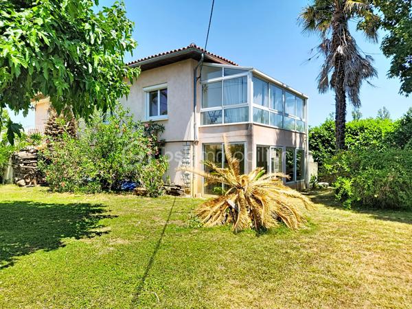 Déjà sous offre 

Et au bout du chemin, il y a un lac...  
Encore une exclusivité pour le Réseau BSK : une maison traditionnelle mitoyenne d'une côté entièrement rénovée, où l'isolation, les huisseries, la toiture et la climatisation ont été pensées pour un confort thermique optimal. Prête à vivre, sans aucun travaux à prévoir, elle allie modernité et tranquillité dans le quartier prisé du Lac de Fleurance.
Un cadre de vie idéal pour tous Implantée  une parcelle de 720 m² et sur un jardin clos de plus de 600 m² avec puits, cette maison s'adapte à chaque étape de votre vie :
Pour les jeunes couples et familles : Vous profiterez de la proximité immédiate des établissements scolaires, du collège (public et privé) et de toutes les commodités qui font de Fleurance une ville où il fait bon vivre.
Pour les seniors et propriétaires d'animaux : Le quartier du Lac est un véritable poumon vert. À quelques dizaines de mètres, le plan d'eau et la base de loisirs offrent des sentiers de promenade parfaits pour vos compagnons à quatre pattes ou pour le jogging du matin, ainsi qu'un accès privilégié à la piscine. L'accès au niveau principal est facilité par un monte-escalier déjà installé.
Des espaces modulables selon vos envies
L’espace de vie (100 m²) : Baigné de lumière et sans vis-à-vis, il se compose d'un séjour spacieux avec insert fonctionnel et d'une cuisine équipée donnant accès à une terrasse privative pour vos petits-déjeuners.
L'espace nuit : 3 grandes chambres, dont une dotée d'un accès direct à une véranda. Cet espace additionnel est idéal pour aménager une salle de jeux, un atelier de peinture ou un espace yoga.
Le sous-sol total (105 m²) : Un volume rare qui accueille actuellement une cuisine d'été, un grand garage et un atelier. Libre à vous d'imaginer ici une salle de billard ou un espace de loisirs dédié.
Modernité et services La maison répond aux exigences actuelles avec la fibre optique, un branchement pour la recharge de votre véhicule électrique et le raccordement au tout-à-l’égout.

Fleurance : la qualité de vie gersoise 
Vivre ici, c’est privilégier le confort : les commerces sont accessibles à vélo, et la boulangerie est à quelques minutes à pied. Fleurance offre un bassin d'emploi dynamique, une vie culturelle riche (cinéma, théâtre, salles de sport) et une liaison facilitée vers la gare TGV d'Agen par des bus SNCF réguliers. 
Je vous invite à découvrir ce bien où calme, zénitude et praticité se rejoignent. Contactez-moi pour organiser votre visite.