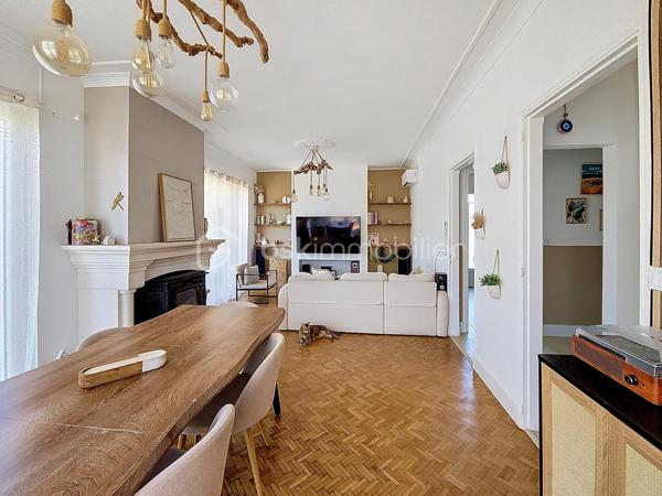 Déjà sous offre 

Et au bout du chemin, il y a un lac...  
Encore une exclusivité pour le Réseau BSK : une maison traditionnelle mitoyenne d'une côté entièrement rénovée, où l'isolation, les huisseries, la toiture et la climatisation ont été pensées pour un confort thermique optimal. Prête à vivre, sans aucun travaux à prévoir, elle allie modernité et tranquillité dans le quartier prisé du Lac de Fleurance.
Un cadre de vie idéal pour tous Implantée  une parcelle de 720 m² et sur un jardin clos de plus de 600 m² avec puits, cette maison s'adapte à chaque étape de votre vie :
Pour les jeunes couples et familles : Vous profiterez de la proximité immédiate des établissements scolaires, du collège (public et privé) et de toutes les commodités qui font de Fleurance une ville où il fait bon vivre.
Pour les seniors et propriétaires d'animaux : Le quartier du Lac est un véritable poumon vert. À quelques dizaines de mètres, le plan d'eau et la base de loisirs offrent des sentiers de promenade parfaits pour vos compagnons à quatre pattes ou pour le jogging du matin, ainsi qu'un accès privilégié à la piscine. L'accès au niveau principal est facilité par un monte-escalier déjà installé.
Des espaces modulables selon vos envies
L’espace de vie (100 m²) : Baigné de lumière et sans vis-à-vis, il se compose d'un séjour spacieux avec insert fonctionnel et d'une cuisine équipée donnant accès à une terrasse privative pour vos petits-déjeuners.
L'espace nuit : 3 grandes chambres, dont une dotée d'un accès direct à une véranda. Cet espace additionnel est idéal pour aménager une salle de jeux, un atelier de peinture ou un espace yoga.
Le sous-sol total (105 m²) : Un volume rare qui accueille actuellement une cuisine d'été, un grand garage et un atelier. Libre à vous d'imaginer ici une salle de billard ou un espace de loisirs dédié.
Modernité et services La maison répond aux exigences actuelles avec la fibre optique, un branchement pour la recharge de votre véhicule électrique et le raccordement au tout-à-l’égout.

Fleurance : la qualité de vie gersoise 
Vivre ici, c’est privilégier le confort : les commerces sont accessibles à vélo, et la boulangerie est à quelques minutes à pied. Fleurance offre un bassin d'emploi dynamique, une vie culturelle riche (cinéma, théâtre, salles de sport) et une liaison facilitée vers la gare TGV d'Agen par des bus SNCF réguliers. 
Je vous invite à découvrir ce bien où calme, zénitude et praticité se rejoignent. Contactez-moi pour organiser votre visite.