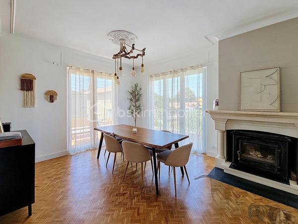 Déjà sous offre 

Et au bout du chemin, il y a un lac...  
Encore une exclusivité pour le Réseau BSK : une maison traditionnelle mitoyenne d'une côté entièrement rénovée, où l'isolation, les huisseries, la toiture et la climatisation ont été pensées pour un confort thermique optimal. Prête à vivre, sans aucun travaux à prévoir, elle allie modernité et tranquillité dans le quartier prisé du Lac de Fleurance.
Un cadre de vie idéal pour tous Implantée  une parcelle de 720 m² et sur un jardin clos de plus de 600 m² avec puits, cette maison s'adapte à chaque étape de votre vie :
Pour les jeunes couples et familles : Vous profiterez de la proximité immédiate des établissements scolaires, du collège (public et privé) et de toutes les commodités qui font de Fleurance une ville où il fait bon vivre.
Pour les seniors et propriétaires d'animaux : Le quartier du Lac est un véritable poumon vert. À quelques dizaines de mètres, le plan d'eau et la base de loisirs offrent des sentiers de promenade parfaits pour vos compagnons à quatre pattes ou pour le jogging du matin, ainsi qu'un accès privilégié à la piscine. L'accès au niveau principal est facilité par un monte-escalier déjà installé.
Des espaces modulables selon vos envies
L’espace de vie (100 m²) : Baigné de lumière et sans vis-à-vis, il se compose d'un séjour spacieux avec insert fonctionnel et d'une cuisine équipée donnant accès à une terrasse privative pour vos petits-déjeuners.
L'espace nuit : 3 grandes chambres, dont une dotée d'un accès direct à une véranda. Cet espace additionnel est idéal pour aménager une salle de jeux, un atelier de peinture ou un espace yoga.
Le sous-sol total (105 m²) : Un volume rare qui accueille actuellement une cuisine d'été, un grand garage et un atelier. Libre à vous d'imaginer ici une salle de billard ou un espace de loisirs dédié.
Modernité et services La maison répond aux exigences actuelles avec la fibre optique, un branchement pour la recharge de votre véhicule électrique et le raccordement au tout-à-l’égout.

Fleurance : la qualité de vie gersoise 
Vivre ici, c’est privilégier le confort : les commerces sont accessibles à vélo, et la boulangerie est à quelques minutes à pied. Fleurance offre un bassin d'emploi dynamique, une vie culturelle riche (cinéma, théâtre, salles de sport) et une liaison facilitée vers la gare TGV d'Agen par des bus SNCF réguliers. 
Je vous invite à découvrir ce bien où calme, zénitude et praticité se rejoignent. Contactez-moi pour organiser votre visite.