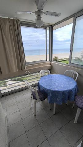 Bel appartement 2 pièces meublé au 5ième étage sur 6 avec superbe double exposition Est sur la mer et sud sur les Albères.
Aménagement PMR avec large couloir et ouvertures.
Tout équipé et climatisé avec belle terrasse fermée face à la mer

Résidence sécurisée avec gardien et ascenseurs.
Idéalement situé à proximité de toutes les commodités (commerces à 50m environ).

Place de parking privative dans la résidence en sus (15k€)