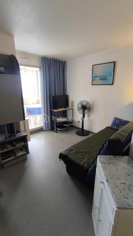 Bel appartement 2 pièces meublé au 5ième étage sur 6 avec superbe double exposition Est sur la mer et sud sur les Albères.
Aménagement PMR avec large couloir et ouvertures.
Tout équipé et climatisé avec belle terrasse fermée face à la mer

Résidence sécurisée avec gardien et ascenseurs.
Idéalement situé à proximité de toutes les commodités (commerces à 50m environ).

Place de parking privative dans la résidence en sus (15k€)