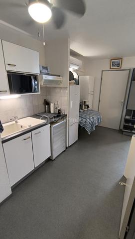 Bel appartement 2 pièces meublé au 5ième étage sur 6 avec superbe double exposition Est sur la mer et sud sur les Albères.
Aménagement PMR avec large couloir et ouvertures.
Tout équipé et climatisé avec belle terrasse fermée face à la mer

Résidence sécurisée avec gardien et ascenseurs.
Idéalement situé à proximité de toutes les commodités (commerces à 50m environ).

Place de parking privative dans la résidence en sus (15k€)