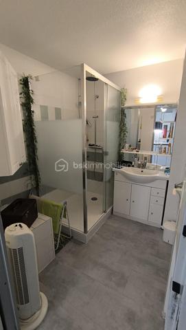 Bel appartement 2 pièces meublé au 5ième étage sur 6 avec superbe double exposition Est sur la mer et sud sur les Albères.
Aménagement PMR avec large couloir et ouvertures.
Tout équipé et climatisé avec belle terrasse fermée face à la mer

Résidence sécurisée avec gardien et ascenseurs.
Idéalement situé à proximité de toutes les commodités (commerces à 50m environ).

Place de parking privative dans la résidence en sus (15k€)