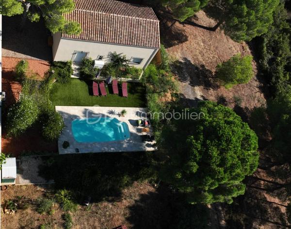 Propriété sur 2 hectares de terrain clôturée AVEC UN LOYER PERÇU DE 1700 EUROS TTC/MOIS
Occitanie, Hérault, Venez découvrir ce havre de paix:
A seulement 15 minutes des plages de Valras-plage, Vendres plage, Sérignan plage avec une vue imprenable sur la vallée, cette propriété
atypique est perchée sur les hauteurs du village de Maraussan, à seulement 5 minutes de toutes les commodités. Vous profiterez du climat
méditerranéen baigné par le chant des cigales.
En pleine nature, dans un parc, au calme, sans vis à vis, cette pépite possède de nombreux atouts:
Ce bien se compose:
D''une villa de 150 M2 avec 4 chambres, 
D' 1 Hangar loué avec bail, 
D' 1 garage, 
D' 1 chalet en bois pour voiture et/outils de jardinage 
De 2 habitations légères entièrement équipées
D'une remise agricole de 90 M2 avec 2 chambres, cuisine, salle de bain, séjour, entrée indépendante avec portail indépendant.

Potentiel de revenu locatif supplémentaire: 
Un terrain agricole attenant clôturé de 6000m² avec entrée indépendante vous attend également
pour culture, écotourisme, centre équestre, ...
Les points forts:
Rentabilité financière ( 25000 EUROS/an): hangar agricole loué avec bail 3/6/9 de 1700 euros/mois)
Vue imprenable sur la vallée
Calme, sans vis à vis
Raccordement au réseau ( eau, électricité, assainissement individuel)
Fibre
Panneaux solaires en auto consommation