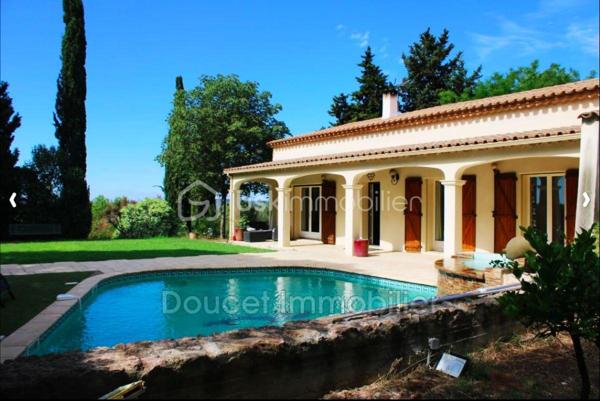 Propriété sur 2 hectares de terrain clôturée AVEC UN LOYER PERÇU DE 1700 EUROS TTC/MOIS
Occitanie, Hérault, Venez découvrir ce havre de paix:
A seulement 15 minutes des plages de Valras-plage, Vendres plage, Sérignan plage avec une vue imprenable sur la vallée, cette propriété
atypique est perchée sur les hauteurs du village de Maraussan, à seulement 5 minutes de toutes les commodités. Vous profiterez du climat
méditerranéen baigné par le chant des cigales.
En pleine nature, dans un parc, au calme, sans vis à vis, cette pépite possède de nombreux atouts:
Ce bien se compose:
D''une villa de 150 M2 avec 4 chambres, 
D' 1 Hangar loué avec bail, 
D' 1 garage, 
D' 1 chalet en bois pour voiture et/outils de jardinage 
De 2 habitations légères entièrement équipées
D'une remise agricole de 90 M2 avec 2 chambres, cuisine, salle de bain, séjour, entrée indépendante avec portail indépendant.

Potentiel de revenu locatif supplémentaire: 
Un terrain agricole attenant clôturé de 6000m² avec entrée indépendante vous attend également
pour culture, écotourisme, centre équestre, ...
Les points forts:
Rentabilité financière ( 25000 EUROS/an): hangar agricole loué avec bail 3/6/9 de 1700 euros/mois)
Vue imprenable sur la vallée
Calme, sans vis à vis
Raccordement au réseau ( eau, électricité, assainissement individuel)
Fibre
Panneaux solaires en auto consommation