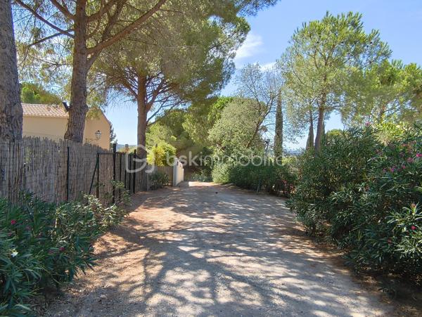 Propriété sur 2 hectares de terrain clôturée AVEC UN LOYER PERÇU DE 1700 EUROS TTC/MOIS
Occitanie, Hérault, Venez découvrir ce havre de paix:
A seulement 15 minutes des plages de Valras-plage, Vendres plage, Sérignan plage avec une vue imprenable sur la vallée, cette propriété
atypique est perchée sur les hauteurs du village de Maraussan, à seulement 5 minutes de toutes les commodités. Vous profiterez du climat
méditerranéen baigné par le chant des cigales.
En pleine nature, dans un parc, au calme, sans vis à vis, cette pépite possède de nombreux atouts:
Ce bien se compose:
D''une villa de 150 M2 avec 4 chambres, 
D' 1 Hangar loué avec bail, 
D' 1 garage, 
D' 1 chalet en bois pour voiture et/outils de jardinage 
De 2 habitations légères entièrement équipées
D'une remise agricole de 90 M2 avec 2 chambres, cuisine, salle de bain, séjour, entrée indépendante avec portail indépendant.

Potentiel de revenu locatif supplémentaire: 
Un terrain agricole attenant clôturé de 6000m² avec entrée indépendante vous attend également
pour culture, écotourisme, centre équestre, ...
Les points forts:
Rentabilité financière ( 25000 EUROS/an): hangar agricole loué avec bail 3/6/9 de 1700 euros/mois)
Vue imprenable sur la vallée
Calme, sans vis à vis
Raccordement au réseau ( eau, électricité, assainissement individuel)
Fibre
Panneaux solaires en auto consommation