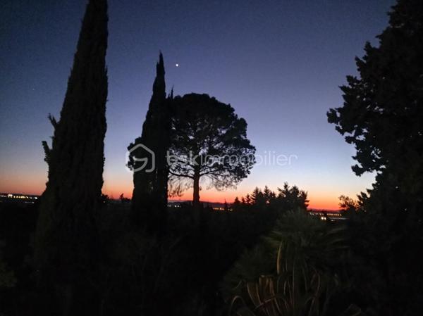 Propriété sur 2 hectares de terrain clôturée AVEC UN LOYER PERÇU DE 1700 EUROS TTC/MOIS
Occitanie, Hérault, Venez découvrir ce havre de paix:
A seulement 15 minutes des plages de Valras-plage, Vendres plage, Sérignan plage avec une vue imprenable sur la vallée, cette propriété
atypique est perchée sur les hauteurs du village de Maraussan, à seulement 5 minutes de toutes les commodités. Vous profiterez du climat
méditerranéen baigné par le chant des cigales.
En pleine nature, dans un parc, au calme, sans vis à vis, cette pépite possède de nombreux atouts:
Ce bien se compose:
D''une villa de 150 M2 avec 4 chambres, 
D' 1 Hangar loué avec bail, 
D' 1 garage, 
D' 1 chalet en bois pour voiture et/outils de jardinage 
De 2 habitations légères entièrement équipées
D'une remise agricole de 90 M2 avec 2 chambres, cuisine, salle de bain, séjour, entrée indépendante avec portail indépendant.

Potentiel de revenu locatif supplémentaire: 
Un terrain agricole attenant clôturé de 6000m² avec entrée indépendante vous attend également
pour culture, écotourisme, centre équestre, ...
Les points forts:
Rentabilité financière ( 25000 EUROS/an): hangar agricole loué avec bail 3/6/9 de 1700 euros/mois)
Vue imprenable sur la vallée
Calme, sans vis à vis
Raccordement au réseau ( eau, électricité, assainissement individuel)
Fibre
Panneaux solaires en auto consommation