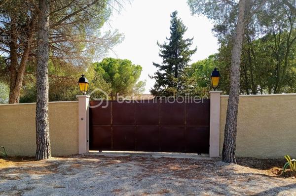 Propriété sur 2 hectares de terrain clôturée AVEC UN LOYER PERÇU DE 1700 EUROS TTC/MOIS
Occitanie, Hérault, Venez découvrir ce havre de paix:
A seulement 15 minutes des plages de Valras-plage, Vendres plage, Sérignan plage avec une vue imprenable sur la vallée, cette propriété
atypique est perchée sur les hauteurs du village de Maraussan, à seulement 5 minutes de toutes les commodités. Vous profiterez du climat
méditerranéen baigné par le chant des cigales.
En pleine nature, dans un parc, au calme, sans vis à vis, cette pépite possède de nombreux atouts:
Ce bien se compose:
D''une villa de 150 M2 avec 4 chambres, 
D' 1 Hangar loué avec bail, 
D' 1 garage, 
D' 1 chalet en bois pour voiture et/outils de jardinage 
De 2 habitations légères entièrement équipées
D'une remise agricole de 90 M2 avec 2 chambres, cuisine, salle de bain, séjour, entrée indépendante avec portail indépendant.

Potentiel de revenu locatif supplémentaire: 
Un terrain agricole attenant clôturé de 6000m² avec entrée indépendante vous attend également
pour culture, écotourisme, centre équestre, ...
Les points forts:
Rentabilité financière ( 25000 EUROS/an): hangar agricole loué avec bail 3/6/9 de 1700 euros/mois)
Vue imprenable sur la vallée
Calme, sans vis à vis
Raccordement au réseau ( eau, électricité, assainissement individuel)
Fibre
Panneaux solaires en auto consommation