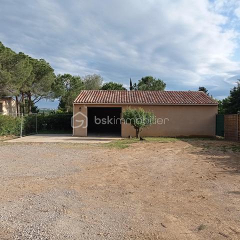 Propriété sur 2 hectares de terrain clôturée AVEC UN LOYER PERÇU DE 1700 EUROS TTC/MOIS
Occitanie, Hérault, Venez découvrir ce havre de paix:
A seulement 15 minutes des plages de Valras-plage, Vendres plage, Sérignan plage avec une vue imprenable sur la vallée, cette propriété
atypique est perchée sur les hauteurs du village de Maraussan, à seulement 5 minutes de toutes les commodités. Vous profiterez du climat
méditerranéen baigné par le chant des cigales.
En pleine nature, dans un parc, au calme, sans vis à vis, cette pépite possède de nombreux atouts:
Ce bien se compose:
D''une villa de 150 M2 avec 4 chambres, 
D' 1 Hangar loué avec bail, 
D' 1 garage, 
D' 1 chalet en bois pour voiture et/outils de jardinage 
De 2 habitations légères entièrement équipées
D'une remise agricole de 90 M2 avec 2 chambres, cuisine, salle de bain, séjour, entrée indépendante avec portail indépendant.

Potentiel de revenu locatif supplémentaire: 
Un terrain agricole attenant clôturé de 6000m² avec entrée indépendante vous attend également
pour culture, écotourisme, centre équestre, ...
Les points forts:
Rentabilité financière ( 25000 EUROS/an): hangar agricole loué avec bail 3/6/9 de 1700 euros/mois)
Vue imprenable sur la vallée
Calme, sans vis à vis
Raccordement au réseau ( eau, électricité, assainissement individuel)
Fibre
Panneaux solaires en auto consommation