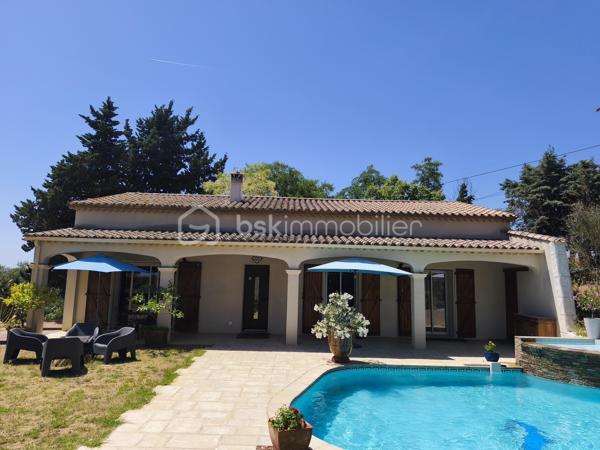 Propriété sur 2 hectares de terrain clôturée AVEC UN LOYER PERÇU DE 1700 EUROS TTC/MOIS
Occitanie, Hérault, Venez découvrir ce havre de paix:
A seulement 15 minutes des plages de Valras-plage, Vendres plage, Sérignan plage avec une vue imprenable sur la vallée, cette propriété
atypique est perchée sur les hauteurs du village de Maraussan, à seulement 5 minutes de toutes les commodités. Vous profiterez du climat
méditerranéen baigné par le chant des cigales.
En pleine nature, dans un parc, au calme, sans vis à vis, cette pépite possède de nombreux atouts:
Ce bien se compose:
D''une villa de 150 M2 avec 4 chambres, 
D' 1 Hangar loué avec bail, 
D' 1 garage, 
D' 1 chalet en bois pour voiture et/outils de jardinage 
De 2 habitations légères entièrement équipées
D'une remise agricole de 90 M2 avec 2 chambres, cuisine, salle de bain, séjour, entrée indépendante avec portail indépendant.

Potentiel de revenu locatif supplémentaire: 
Un terrain agricole attenant clôturé de 6000m² avec entrée indépendante vous attend également
pour culture, écotourisme, centre équestre, ...
Les points forts:
Rentabilité financière ( 25000 EUROS/an): hangar agricole loué avec bail 3/6/9 de 1700 euros/mois)
Vue imprenable sur la vallée
Calme, sans vis à vis
Raccordement au réseau ( eau, électricité, assainissement individuel)
Fibre
Panneaux solaires en auto consommation
