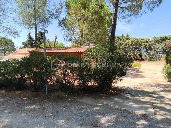 Propriété sur 2 hectares de terrain clôturée AVEC UN LOYER PERÇU DE 1700 EUROS TTC/MOIS
Occitanie, Hérault, Venez découvrir ce havre de paix:
A seulement 15 minutes des plages de Valras-plage, Vendres plage, Sérignan plage avec une vue imprenable sur la vallée, cette propriété
atypique est perchée sur les hauteurs du village de Maraussan, à seulement 5 minutes de toutes les commodités. Vous profiterez du climat
méditerranéen baigné par le chant des cigales.
En pleine nature, dans un parc, au calme, sans vis à vis, cette pépite possède de nombreux atouts:
Ce bien se compose:
D''une villa de 150 M2 avec 4 chambres, 
D' 1 Hangar loué avec bail, 
D' 1 garage, 
D' 1 chalet en bois pour voiture et/outils de jardinage 
De 2 habitations légères entièrement équipées
D'une remise agricole de 90 M2 avec 2 chambres, cuisine, salle de bain, séjour, entrée indépendante avec portail indépendant.

Potentiel de revenu locatif supplémentaire: 
Un terrain agricole attenant clôturé de 6000m² avec entrée indépendante vous attend également
pour culture, écotourisme, centre équestre, ...
Les points forts:
Rentabilité financière ( 25000 EUROS/an): hangar agricole loué avec bail 3/6/9 de 1700 euros/mois)
Vue imprenable sur la vallée
Calme, sans vis à vis
Raccordement au réseau ( eau, électricité, assainissement individuel)
Fibre
Panneaux solaires en auto consommation