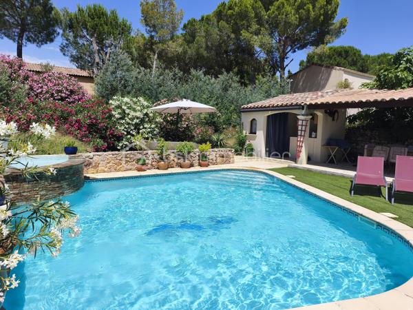 Propriété sur 2 hectares de terrain clôturée AVEC UN LOYER PERÇU DE 1700 EUROS TTC/MOIS
Occitanie, Hérault, Venez découvrir ce havre de paix:
A seulement 15 minutes des plages de Valras-plage, Vendres plage, Sérignan plage avec une vue imprenable sur la vallée, cette propriété
atypique est perchée sur les hauteurs du village de Maraussan, à seulement 5 minutes de toutes les commodités. Vous profiterez du climat
méditerranéen baigné par le chant des cigales.
En pleine nature, dans un parc, au calme, sans vis à vis, cette pépite possède de nombreux atouts:
Ce bien se compose:
D''une villa de 150 M2 avec 4 chambres, 
D' 1 Hangar loué avec bail, 
D' 1 garage, 
D' 1 chalet en bois pour voiture et/outils de jardinage 
De 2 habitations légères entièrement équipées
D'une remise agricole de 90 M2 avec 2 chambres, cuisine, salle de bain, séjour, entrée indépendante avec portail indépendant.

Potentiel de revenu locatif supplémentaire: 
Un terrain agricole attenant clôturé de 6000m² avec entrée indépendante vous attend également
pour culture, écotourisme, centre équestre, ...
Les points forts:
Rentabilité financière ( 25000 EUROS/an): hangar agricole loué avec bail 3/6/9 de 1700 euros/mois)
Vue imprenable sur la vallée
Calme, sans vis à vis
Raccordement au réseau ( eau, électricité, assainissement individuel)
Fibre
Panneaux solaires en auto consommation
