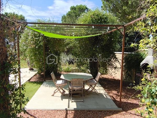 Propriété sur 2 hectares de terrain clôturée AVEC UN LOYER PERÇU DE 1700 EUROS TTC/MOIS
Occitanie, Hérault, Venez découvrir ce havre de paix:
A seulement 15 minutes des plages de Valras-plage, Vendres plage, Sérignan plage avec une vue imprenable sur la vallée, cette propriété
atypique est perchée sur les hauteurs du village de Maraussan, à seulement 5 minutes de toutes les commodités. Vous profiterez du climat
méditerranéen baigné par le chant des cigales.
En pleine nature, dans un parc, au calme, sans vis à vis, cette pépite possède de nombreux atouts:
Ce bien se compose:
D''une villa de 150 M2 avec 4 chambres, 
D' 1 Hangar loué avec bail, 
D' 1 garage, 
D' 1 chalet en bois pour voiture et/outils de jardinage 
De 2 habitations légères entièrement équipées
D'une remise agricole de 90 M2 avec 2 chambres, cuisine, salle de bain, séjour, entrée indépendante avec portail indépendant.

Potentiel de revenu locatif supplémentaire: 
Un terrain agricole attenant clôturé de 6000m² avec entrée indépendante vous attend également
pour culture, écotourisme, centre équestre, ...
Les points forts:
Rentabilité financière ( 25000 EUROS/an): hangar agricole loué avec bail 3/6/9 de 1700 euros/mois)
Vue imprenable sur la vallée
Calme, sans vis à vis
Raccordement au réseau ( eau, électricité, assainissement individuel)
Fibre
Panneaux solaires en auto consommation