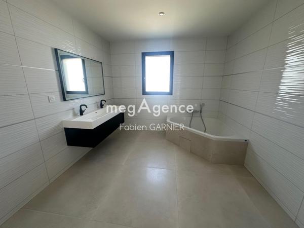 Maison à SAINT-BARTHELEMY-D'ANJOU, 49124 - 7 pièces 177m²