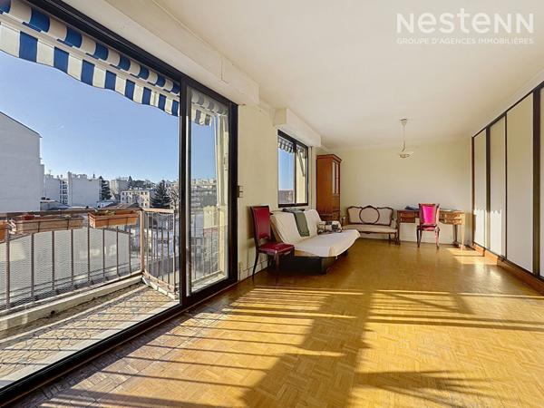 Bourg-la-Reine Coeur de ville, rue piétonne Appartement de charme avec balcon plein Sud, box et cave.