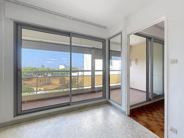 CENTRE VILLE DERNIER ETAGE T4 BALCON CAVE PARKING