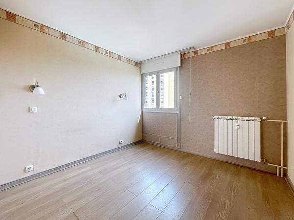 CENTRE VILLE DERNIER ETAGE T4 BALCON CAVE PARKING