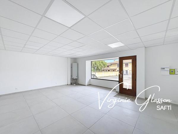Grand local commercial avec vitrine et grande surface