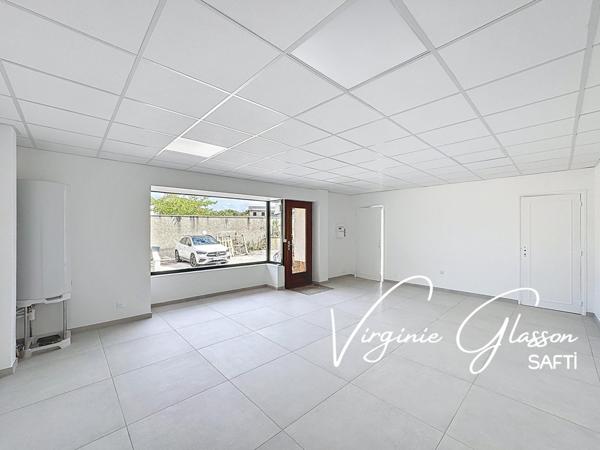 Grand local commercial avec vitrine et grande surface