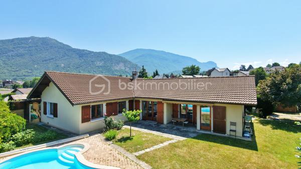 Rare sur le secteur, cette maison de plain-pied avec piscine bénéficie d’un emplacement privilégié à quelques minutes à pied du centre-ville de Challes-les-Eaux, dans un environnement calme et résidentiel.

Construite dans les années 80, cette maison développe une surface habitable d’environ 115 m² et dispose de toutes les caractéristiques recherchées pour ceux qui souhaitent profiter d’un mode de vie confortable sur un seul niveau. Le bien propose une magnifique pièce de vie traversante d’environ 50 m², particulièrement lumineuse grâce à ses nombreuses ouvertures sur le jardin. La cuisine équipée est indépendante et attenante au séjour, complétée par un cellier. Les deux espaces peuvent facilement être réunis afin de créer une vaste pièce de vie de plus de 60 m² selon les envies de chacun.
Côté nuit, la maison dispose de trois chambres de plus de 10 m2. Vous bénéficierez également d’une très belle salle d’eau avec WC entièrement rénovée ainsi que d’une grande salle de bains avec WC. La distribution actuelle est particulièrement fonctionnelle tout en offrant un réel potentiel d’évolution selon les projets de chacun.
Un garage accessible directement depuis la maison complète l’ensemble et dispose d’un espace aménagé dans les combles (photos disponibles sur demande), idéal comme pièce d’appoint, bureau ou espace de rangement supplémentaire. Un car-port permettra également de stationner un véhicule à l’abri, en complément des places disponibles sur la propriété.

Côté extérieur, vous profiterez d’un superbe terrain plat de 850 m², parfaitement exploitable et facile d’entretien, agrémenté d’une piscine en excellent état dont le liner a été remplacé récemment. Une terrasse couverte exposée Ouest permettra de profiter pleinement des belles soirées d’été,. Elle est également équipée d'un store banne, tout comme la terrasse face à la cuisine..
Un chalet en bois complète les espaces de rangement pour le matériel de jardinage, les équipements sportifs ou les besoins du quotidien. Enfin, les amateurs de vin apprécieront la présence d’une cave semi-enterrée offrant de bonnes conditions de conservation.
Le chauffage est assuré par un poêle à granulés ainsi que par des radiateurs électriques de bonne qualité. La maison bénéficie d’une bonne isolation (DPE D), de fenêtres en double vitrage bois et d’une toiture en excellent état.
L’accès aux transports en commun et aux pistes cyclables est immédiat. Le Médipôle ainsi que l’accès à la VRU sont accessibles en seulement quelques minutes en voiture.
Une maison rare sur le marché challésien, idéale pour les acquéreurs à la recherche d’un véritable plain-pied, d’un beau terrain avec piscine et d’un cadre de vie pratique au quotidien.

Pour plus d’informations ou pour organiser une visite, contactez-moi.
Vidéo de visite virtuelle et photos supplémentaires disponibles sur demande