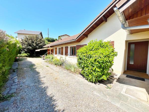Rare sur le secteur, cette maison de plain-pied avec piscine bénéficie d’un emplacement privilégié à quelques minutes à pied du centre-ville de Challes-les-Eaux, dans un environnement calme et résidentiel.

Construite dans les années 80, cette maison développe une surface habitable d’environ 115 m² et dispose de toutes les caractéristiques recherchées pour ceux qui souhaitent profiter d’un mode de vie confortable sur un seul niveau. Le bien propose une magnifique pièce de vie traversante d’environ 50 m², particulièrement lumineuse grâce à ses nombreuses ouvertures sur le jardin. La cuisine équipée est indépendante et attenante au séjour, complétée par un cellier. Les deux espaces peuvent facilement être réunis afin de créer une vaste pièce de vie de plus de 60 m² selon les envies de chacun.
Côté nuit, la maison dispose de trois chambres de plus de 10 m2. Vous bénéficierez également d’une très belle salle d’eau avec WC entièrement rénovée ainsi que d’une grande salle de bains avec WC. La distribution actuelle est particulièrement fonctionnelle tout en offrant un réel potentiel d’évolution selon les projets de chacun.
Un garage accessible directement depuis la maison complète l’ensemble et dispose d’un espace aménagé dans les combles (photos disponibles sur demande), idéal comme pièce d’appoint, bureau ou espace de rangement supplémentaire. Un car-port permettra également de stationner un véhicule à l’abri, en complément des places disponibles sur la propriété.

Côté extérieur, vous profiterez d’un superbe terrain plat de 850 m², parfaitement exploitable et facile d’entretien, agrémenté d’une piscine en excellent état dont le liner a été remplacé récemment. Une terrasse couverte exposée Ouest permettra de profiter pleinement des belles soirées d’été,. Elle est également équipée d'un store banne, tout comme la terrasse face à la cuisine..
Un chalet en bois complète les espaces de rangement pour le matériel de jardinage, les équipements sportifs ou les besoins du quotidien. Enfin, les amateurs de vin apprécieront la présence d’une cave semi-enterrée offrant de bonnes conditions de conservation.
Le chauffage est assuré par un poêle à granulés ainsi que par des radiateurs électriques de bonne qualité. La maison bénéficie d’une bonne isolation (DPE D), de fenêtres en double vitrage bois et d’une toiture en excellent état.
L’accès aux transports en commun et aux pistes cyclables est immédiat. Le Médipôle ainsi que l’accès à la VRU sont accessibles en seulement quelques minutes en voiture.
Une maison rare sur le marché challésien, idéale pour les acquéreurs à la recherche d’un véritable plain-pied, d’un beau terrain avec piscine et d’un cadre de vie pratique au quotidien.

Pour plus d’informations ou pour organiser une visite, contactez-moi.
Vidéo de visite virtuelle et photos supplémentaires disponibles sur demande