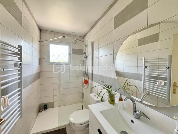 Rare sur le secteur, cette maison de plain-pied avec piscine bénéficie d’un emplacement privilégié à quelques minutes à pied du centre-ville de Challes-les-Eaux, dans un environnement calme et résidentiel.

Construite dans les années 80, cette maison développe une surface habitable d’environ 115 m² et dispose de toutes les caractéristiques recherchées pour ceux qui souhaitent profiter d’un mode de vie confortable sur un seul niveau. Le bien propose une magnifique pièce de vie traversante d’environ 50 m², particulièrement lumineuse grâce à ses nombreuses ouvertures sur le jardin. La cuisine équipée est indépendante et attenante au séjour, complétée par un cellier. Les deux espaces peuvent facilement être réunis afin de créer une vaste pièce de vie de plus de 60 m² selon les envies de chacun.
Côté nuit, la maison dispose de trois chambres de plus de 10 m2. Vous bénéficierez également d’une très belle salle d’eau avec WC entièrement rénovée ainsi que d’une grande salle de bains avec WC. La distribution actuelle est particulièrement fonctionnelle tout en offrant un réel potentiel d’évolution selon les projets de chacun.
Un garage accessible directement depuis la maison complète l’ensemble et dispose d’un espace aménagé dans les combles (photos disponibles sur demande), idéal comme pièce d’appoint, bureau ou espace de rangement supplémentaire. Un car-port permettra également de stationner un véhicule à l’abri, en complément des places disponibles sur la propriété.

Côté extérieur, vous profiterez d’un superbe terrain plat de 850 m², parfaitement exploitable et facile d’entretien, agrémenté d’une piscine en excellent état dont le liner a été remplacé récemment. Une terrasse couverte exposée Ouest permettra de profiter pleinement des belles soirées d’été,. Elle est également équipée d'un store banne, tout comme la terrasse face à la cuisine..
Un chalet en bois complète les espaces de rangement pour le matériel de jardinage, les équipements sportifs ou les besoins du quotidien. Enfin, les amateurs de vin apprécieront la présence d’une cave semi-enterrée offrant de bonnes conditions de conservation.
Le chauffage est assuré par un poêle à granulés ainsi que par des radiateurs électriques de bonne qualité. La maison bénéficie d’une bonne isolation (DPE D), de fenêtres en double vitrage bois et d’une toiture en excellent état.
L’accès aux transports en commun et aux pistes cyclables est immédiat. Le Médipôle ainsi que l’accès à la VRU sont accessibles en seulement quelques minutes en voiture.
Une maison rare sur le marché challésien, idéale pour les acquéreurs à la recherche d’un véritable plain-pied, d’un beau terrain avec piscine et d’un cadre de vie pratique au quotidien.

Pour plus d’informations ou pour organiser une visite, contactez-moi.
Vidéo de visite virtuelle et photos supplémentaires disponibles sur demande