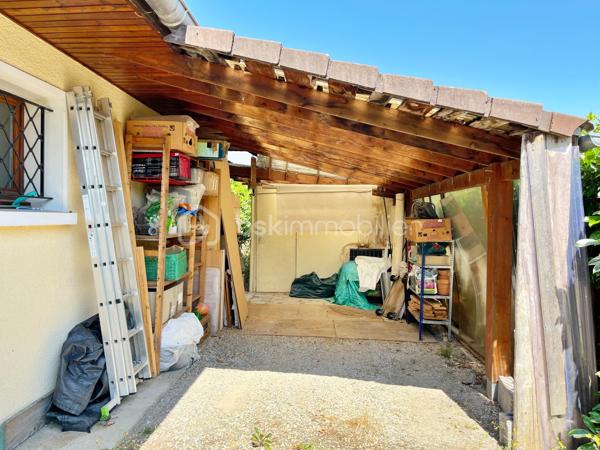 Rare sur le secteur, cette maison de plain-pied avec piscine bénéficie d’un emplacement privilégié à quelques minutes à pied du centre-ville de Challes-les-Eaux, dans un environnement calme et résidentiel.

Construite dans les années 80, cette maison développe une surface habitable d’environ 115 m² et dispose de toutes les caractéristiques recherchées pour ceux qui souhaitent profiter d’un mode de vie confortable sur un seul niveau. Le bien propose une magnifique pièce de vie traversante d’environ 50 m², particulièrement lumineuse grâce à ses nombreuses ouvertures sur le jardin. La cuisine équipée est indépendante et attenante au séjour, complétée par un cellier. Les deux espaces peuvent facilement être réunis afin de créer une vaste pièce de vie de plus de 60 m² selon les envies de chacun.
Côté nuit, la maison dispose de trois chambres de plus de 10 m2. Vous bénéficierez également d’une très belle salle d’eau avec WC entièrement rénovée ainsi que d’une grande salle de bains avec WC. La distribution actuelle est particulièrement fonctionnelle tout en offrant un réel potentiel d’évolution selon les projets de chacun.
Un garage accessible directement depuis la maison complète l’ensemble et dispose d’un espace aménagé dans les combles (photos disponibles sur demande), idéal comme pièce d’appoint, bureau ou espace de rangement supplémentaire. Un car-port permettra également de stationner un véhicule à l’abri, en complément des places disponibles sur la propriété.

Côté extérieur, vous profiterez d’un superbe terrain plat de 850 m², parfaitement exploitable et facile d’entretien, agrémenté d’une piscine en excellent état dont le liner a été remplacé récemment. Une terrasse couverte exposée Ouest permettra de profiter pleinement des belles soirées d’été,. Elle est également équipée d'un store banne, tout comme la terrasse face à la cuisine..
Un chalet en bois complète les espaces de rangement pour le matériel de jardinage, les équipements sportifs ou les besoins du quotidien. Enfin, les amateurs de vin apprécieront la présence d’une cave semi-enterrée offrant de bonnes conditions de conservation.
Le chauffage est assuré par un poêle à granulés ainsi que par des radiateurs électriques de bonne qualité. La maison bénéficie d’une bonne isolation (DPE D), de fenêtres en double vitrage bois et d’une toiture en excellent état.
L’accès aux transports en commun et aux pistes cyclables est immédiat. Le Médipôle ainsi que l’accès à la VRU sont accessibles en seulement quelques minutes en voiture.
Une maison rare sur le marché challésien, idéale pour les acquéreurs à la recherche d’un véritable plain-pied, d’un beau terrain avec piscine et d’un cadre de vie pratique au quotidien.

Pour plus d’informations ou pour organiser une visite, contactez-moi.
Vidéo de visite virtuelle et photos supplémentaires disponibles sur demande