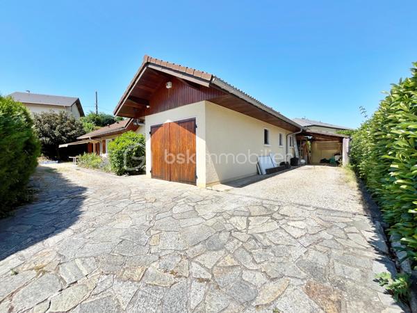Rare sur le secteur, cette maison de plain-pied avec piscine bénéficie d’un emplacement privilégié à quelques minutes à pied du centre-ville de Challes-les-Eaux, dans un environnement calme et résidentiel.

Construite dans les années 80, cette maison développe une surface habitable d’environ 115 m² et dispose de toutes les caractéristiques recherchées pour ceux qui souhaitent profiter d’un mode de vie confortable sur un seul niveau. Le bien propose une magnifique pièce de vie traversante d’environ 50 m², particulièrement lumineuse grâce à ses nombreuses ouvertures sur le jardin. La cuisine équipée est indépendante et attenante au séjour, complétée par un cellier. Les deux espaces peuvent facilement être réunis afin de créer une vaste pièce de vie de plus de 60 m² selon les envies de chacun.
Côté nuit, la maison dispose de trois chambres de plus de 10 m2. Vous bénéficierez également d’une très belle salle d’eau avec WC entièrement rénovée ainsi que d’une grande salle de bains avec WC. La distribution actuelle est particulièrement fonctionnelle tout en offrant un réel potentiel d’évolution selon les projets de chacun.
Un garage accessible directement depuis la maison complète l’ensemble et dispose d’un espace aménagé dans les combles (photos disponibles sur demande), idéal comme pièce d’appoint, bureau ou espace de rangement supplémentaire. Un car-port permettra également de stationner un véhicule à l’abri, en complément des places disponibles sur la propriété.

Côté extérieur, vous profiterez d’un superbe terrain plat de 850 m², parfaitement exploitable et facile d’entretien, agrémenté d’une piscine en excellent état dont le liner a été remplacé récemment. Une terrasse couverte exposée Ouest permettra de profiter pleinement des belles soirées d’été,. Elle est également équipée d'un store banne, tout comme la terrasse face à la cuisine..
Un chalet en bois complète les espaces de rangement pour le matériel de jardinage, les équipements sportifs ou les besoins du quotidien. Enfin, les amateurs de vin apprécieront la présence d’une cave semi-enterrée offrant de bonnes conditions de conservation.
Le chauffage est assuré par un poêle à granulés ainsi que par des radiateurs électriques de bonne qualité. La maison bénéficie d’une bonne isolation (DPE D), de fenêtres en double vitrage bois et d’une toiture en excellent état.
L’accès aux transports en commun et aux pistes cyclables est immédiat. Le Médipôle ainsi que l’accès à la VRU sont accessibles en seulement quelques minutes en voiture.
Une maison rare sur le marché challésien, idéale pour les acquéreurs à la recherche d’un véritable plain-pied, d’un beau terrain avec piscine et d’un cadre de vie pratique au quotidien.

Pour plus d’informations ou pour organiser une visite, contactez-moi.
Vidéo de visite virtuelle et photos supplémentaires disponibles sur demande