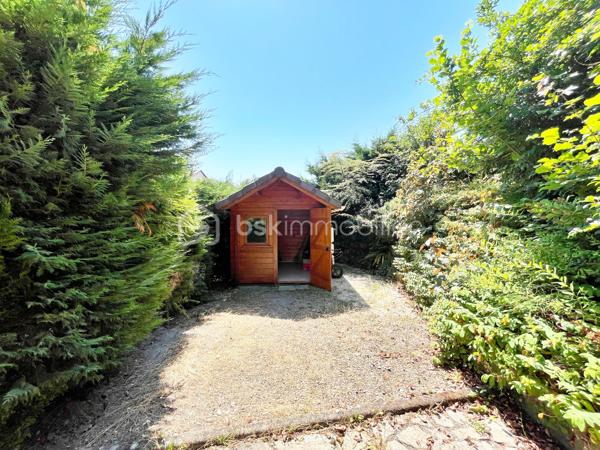 Rare sur le secteur, cette maison de plain-pied avec piscine bénéficie d’un emplacement privilégié à quelques minutes à pied du centre-ville de Challes-les-Eaux, dans un environnement calme et résidentiel.

Construite dans les années 80, cette maison développe une surface habitable d’environ 115 m² et dispose de toutes les caractéristiques recherchées pour ceux qui souhaitent profiter d’un mode de vie confortable sur un seul niveau. Le bien propose une magnifique pièce de vie traversante d’environ 50 m², particulièrement lumineuse grâce à ses nombreuses ouvertures sur le jardin. La cuisine équipée est indépendante et attenante au séjour, complétée par un cellier. Les deux espaces peuvent facilement être réunis afin de créer une vaste pièce de vie de plus de 60 m² selon les envies de chacun.
Côté nuit, la maison dispose de trois chambres de plus de 10 m2. Vous bénéficierez également d’une très belle salle d’eau avec WC entièrement rénovée ainsi que d’une grande salle de bains avec WC. La distribution actuelle est particulièrement fonctionnelle tout en offrant un réel potentiel d’évolution selon les projets de chacun.
Un garage accessible directement depuis la maison complète l’ensemble et dispose d’un espace aménagé dans les combles (photos disponibles sur demande), idéal comme pièce d’appoint, bureau ou espace de rangement supplémentaire. Un car-port permettra également de stationner un véhicule à l’abri, en complément des places disponibles sur la propriété.

Côté extérieur, vous profiterez d’un superbe terrain plat de 850 m², parfaitement exploitable et facile d’entretien, agrémenté d’une piscine en excellent état dont le liner a été remplacé récemment. Une terrasse couverte exposée Ouest permettra de profiter pleinement des belles soirées d’été,. Elle est également équipée d'un store banne, tout comme la terrasse face à la cuisine..
Un chalet en bois complète les espaces de rangement pour le matériel de jardinage, les équipements sportifs ou les besoins du quotidien. Enfin, les amateurs de vin apprécieront la présence d’une cave semi-enterrée offrant de bonnes conditions de conservation.
Le chauffage est assuré par un poêle à granulés ainsi que par des radiateurs électriques de bonne qualité. La maison bénéficie d’une bonne isolation (DPE D), de fenêtres en double vitrage bois et d’une toiture en excellent état.
L’accès aux transports en commun et aux pistes cyclables est immédiat. Le Médipôle ainsi que l’accès à la VRU sont accessibles en seulement quelques minutes en voiture.
Une maison rare sur le marché challésien, idéale pour les acquéreurs à la recherche d’un véritable plain-pied, d’un beau terrain avec piscine et d’un cadre de vie pratique au quotidien.

Pour plus d’informations ou pour organiser une visite, contactez-moi.
Vidéo de visite virtuelle et photos supplémentaires disponibles sur demande