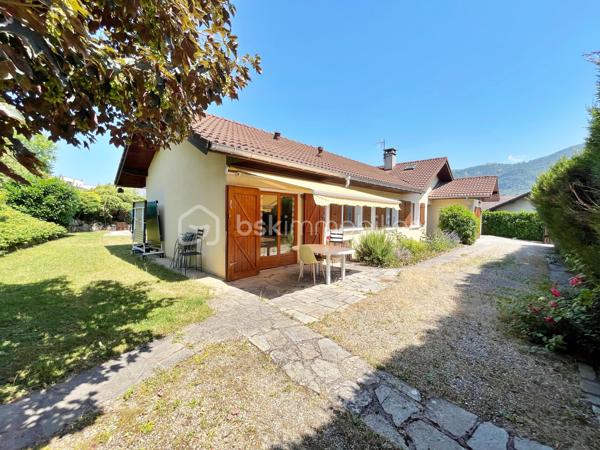 Rare sur le secteur, cette maison de plain-pied avec piscine bénéficie d’un emplacement privilégié à quelques minutes à pied du centre-ville de Challes-les-Eaux, dans un environnement calme et résidentiel.

Construite dans les années 80, cette maison développe une surface habitable d’environ 115 m² et dispose de toutes les caractéristiques recherchées pour ceux qui souhaitent profiter d’un mode de vie confortable sur un seul niveau. Le bien propose une magnifique pièce de vie traversante d’environ 50 m², particulièrement lumineuse grâce à ses nombreuses ouvertures sur le jardin. La cuisine équipée est indépendante et attenante au séjour, complétée par un cellier. Les deux espaces peuvent facilement être réunis afin de créer une vaste pièce de vie de plus de 60 m² selon les envies de chacun.
Côté nuit, la maison dispose de trois chambres de plus de 10 m2. Vous bénéficierez également d’une très belle salle d’eau avec WC entièrement rénovée ainsi que d’une grande salle de bains avec WC. La distribution actuelle est particulièrement fonctionnelle tout en offrant un réel potentiel d’évolution selon les projets de chacun.
Un garage accessible directement depuis la maison complète l’ensemble et dispose d’un espace aménagé dans les combles (photos disponibles sur demande), idéal comme pièce d’appoint, bureau ou espace de rangement supplémentaire. Un car-port permettra également de stationner un véhicule à l’abri, en complément des places disponibles sur la propriété.

Côté extérieur, vous profiterez d’un superbe terrain plat de 850 m², parfaitement exploitable et facile d’entretien, agrémenté d’une piscine en excellent état dont le liner a été remplacé récemment. Une terrasse couverte exposée Ouest permettra de profiter pleinement des belles soirées d’été,. Elle est également équipée d'un store banne, tout comme la terrasse face à la cuisine..
Un chalet en bois complète les espaces de rangement pour le matériel de jardinage, les équipements sportifs ou les besoins du quotidien. Enfin, les amateurs de vin apprécieront la présence d’une cave semi-enterrée offrant de bonnes conditions de conservation.
Le chauffage est assuré par un poêle à granulés ainsi que par des radiateurs électriques de bonne qualité. La maison bénéficie d’une bonne isolation (DPE D), de fenêtres en double vitrage bois et d’une toiture en excellent état.
L’accès aux transports en commun et aux pistes cyclables est immédiat. Le Médipôle ainsi que l’accès à la VRU sont accessibles en seulement quelques minutes en voiture.
Une maison rare sur le marché challésien, idéale pour les acquéreurs à la recherche d’un véritable plain-pied, d’un beau terrain avec piscine et d’un cadre de vie pratique au quotidien.

Pour plus d’informations ou pour organiser une visite, contactez-moi.
Vidéo de visite virtuelle et photos supplémentaires disponibles sur demande