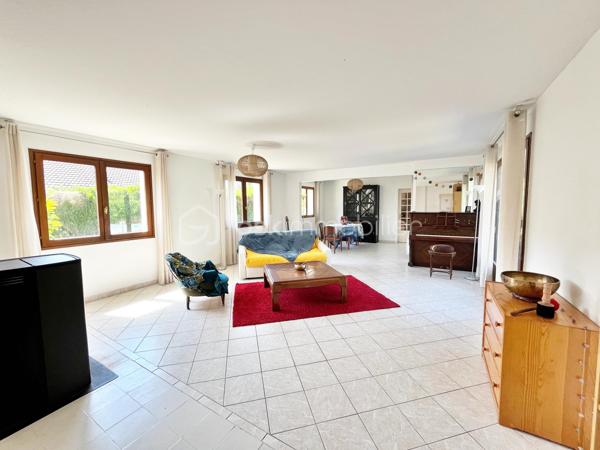 Rare sur le secteur, cette maison de plain-pied avec piscine bénéficie d’un emplacement privilégié à quelques minutes à pied du centre-ville de Challes-les-Eaux, dans un environnement calme et résidentiel.

Construite dans les années 80, cette maison développe une surface habitable d’environ 115 m² et dispose de toutes les caractéristiques recherchées pour ceux qui souhaitent profiter d’un mode de vie confortable sur un seul niveau. Le bien propose une magnifique pièce de vie traversante d’environ 50 m², particulièrement lumineuse grâce à ses nombreuses ouvertures sur le jardin. La cuisine équipée est indépendante et attenante au séjour, complétée par un cellier. Les deux espaces peuvent facilement être réunis afin de créer une vaste pièce de vie de plus de 60 m² selon les envies de chacun.
Côté nuit, la maison dispose de trois chambres de plus de 10 m2. Vous bénéficierez également d’une très belle salle d’eau avec WC entièrement rénovée ainsi que d’une grande salle de bains avec WC. La distribution actuelle est particulièrement fonctionnelle tout en offrant un réel potentiel d’évolution selon les projets de chacun.
Un garage accessible directement depuis la maison complète l’ensemble et dispose d’un espace aménagé dans les combles (photos disponibles sur demande), idéal comme pièce d’appoint, bureau ou espace de rangement supplémentaire. Un car-port permettra également de stationner un véhicule à l’abri, en complément des places disponibles sur la propriété.

Côté extérieur, vous profiterez d’un superbe terrain plat de 850 m², parfaitement exploitable et facile d’entretien, agrémenté d’une piscine en excellent état dont le liner a été remplacé récemment. Une terrasse couverte exposée Ouest permettra de profiter pleinement des belles soirées d’été,. Elle est également équipée d'un store banne, tout comme la terrasse face à la cuisine..
Un chalet en bois complète les espaces de rangement pour le matériel de jardinage, les équipements sportifs ou les besoins du quotidien. Enfin, les amateurs de vin apprécieront la présence d’une cave semi-enterrée offrant de bonnes conditions de conservation.
Le chauffage est assuré par un poêle à granulés ainsi que par des radiateurs électriques de bonne qualité. La maison bénéficie d’une bonne isolation (DPE D), de fenêtres en double vitrage bois et d’une toiture en excellent état.
L’accès aux transports en commun et aux pistes cyclables est immédiat. Le Médipôle ainsi que l’accès à la VRU sont accessibles en seulement quelques minutes en voiture.
Une maison rare sur le marché challésien, idéale pour les acquéreurs à la recherche d’un véritable plain-pied, d’un beau terrain avec piscine et d’un cadre de vie pratique au quotidien.

Pour plus d’informations ou pour organiser une visite, contactez-moi.
Vidéo de visite virtuelle et photos supplémentaires disponibles sur demande
