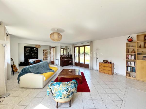 Rare sur le secteur, cette maison de plain-pied avec piscine bénéficie d’un emplacement privilégié à quelques minutes à pied du centre-ville de Challes-les-Eaux, dans un environnement calme et résidentiel.

Construite dans les années 80, cette maison développe une surface habitable d’environ 115 m² et dispose de toutes les caractéristiques recherchées pour ceux qui souhaitent profiter d’un mode de vie confortable sur un seul niveau. Le bien propose une magnifique pièce de vie traversante d’environ 50 m², particulièrement lumineuse grâce à ses nombreuses ouvertures sur le jardin. La cuisine équipée est indépendante et attenante au séjour, complétée par un cellier. Les deux espaces peuvent facilement être réunis afin de créer une vaste pièce de vie de plus de 60 m² selon les envies de chacun.
Côté nuit, la maison dispose de trois chambres de plus de 10 m2. Vous bénéficierez également d’une très belle salle d’eau avec WC entièrement rénovée ainsi que d’une grande salle de bains avec WC. La distribution actuelle est particulièrement fonctionnelle tout en offrant un réel potentiel d’évolution selon les projets de chacun.
Un garage accessible directement depuis la maison complète l’ensemble et dispose d’un espace aménagé dans les combles (photos disponibles sur demande), idéal comme pièce d’appoint, bureau ou espace de rangement supplémentaire. Un car-port permettra également de stationner un véhicule à l’abri, en complément des places disponibles sur la propriété.

Côté extérieur, vous profiterez d’un superbe terrain plat de 850 m², parfaitement exploitable et facile d’entretien, agrémenté d’une piscine en excellent état dont le liner a été remplacé récemment. Une terrasse couverte exposée Ouest permettra de profiter pleinement des belles soirées d’été,. Elle est également équipée d'un store banne, tout comme la terrasse face à la cuisine..
Un chalet en bois complète les espaces de rangement pour le matériel de jardinage, les équipements sportifs ou les besoins du quotidien. Enfin, les amateurs de vin apprécieront la présence d’une cave semi-enterrée offrant de bonnes conditions de conservation.
Le chauffage est assuré par un poêle à granulés ainsi que par des radiateurs électriques de bonne qualité. La maison bénéficie d’une bonne isolation (DPE D), de fenêtres en double vitrage bois et d’une toiture en excellent état.
L’accès aux transports en commun et aux pistes cyclables est immédiat. Le Médipôle ainsi que l’accès à la VRU sont accessibles en seulement quelques minutes en voiture.
Une maison rare sur le marché challésien, idéale pour les acquéreurs à la recherche d’un véritable plain-pied, d’un beau terrain avec piscine et d’un cadre de vie pratique au quotidien.

Pour plus d’informations ou pour organiser une visite, contactez-moi.
Vidéo de visite virtuelle et photos supplémentaires disponibles sur demande